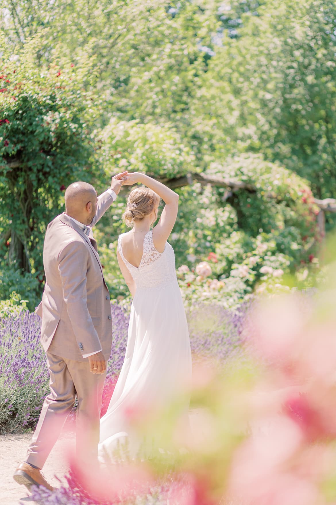 Hochzeitspaar tanzt im Botanischen Garten Berlin