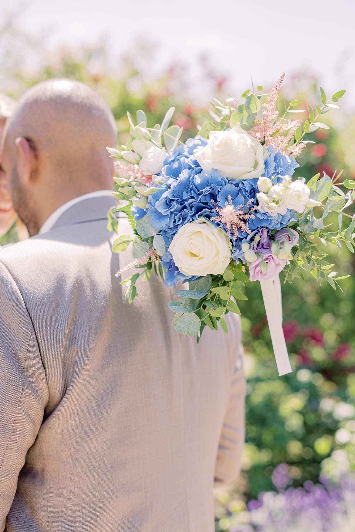 Hochzeitspaar umarmt sich im Botanischen Garten Berlin