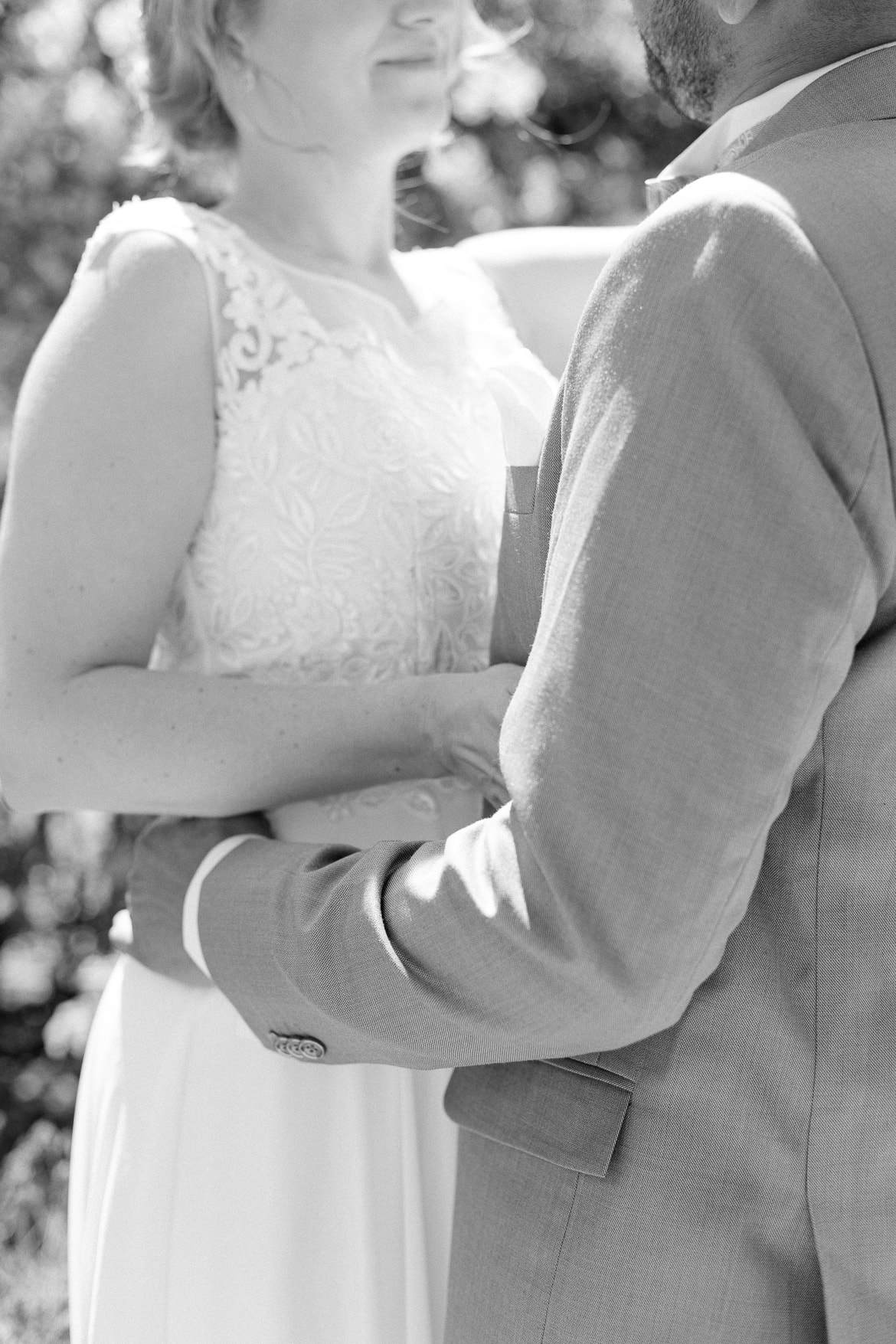 Hochzeitspaar umarmt sich im Botanischen Garten Berlin