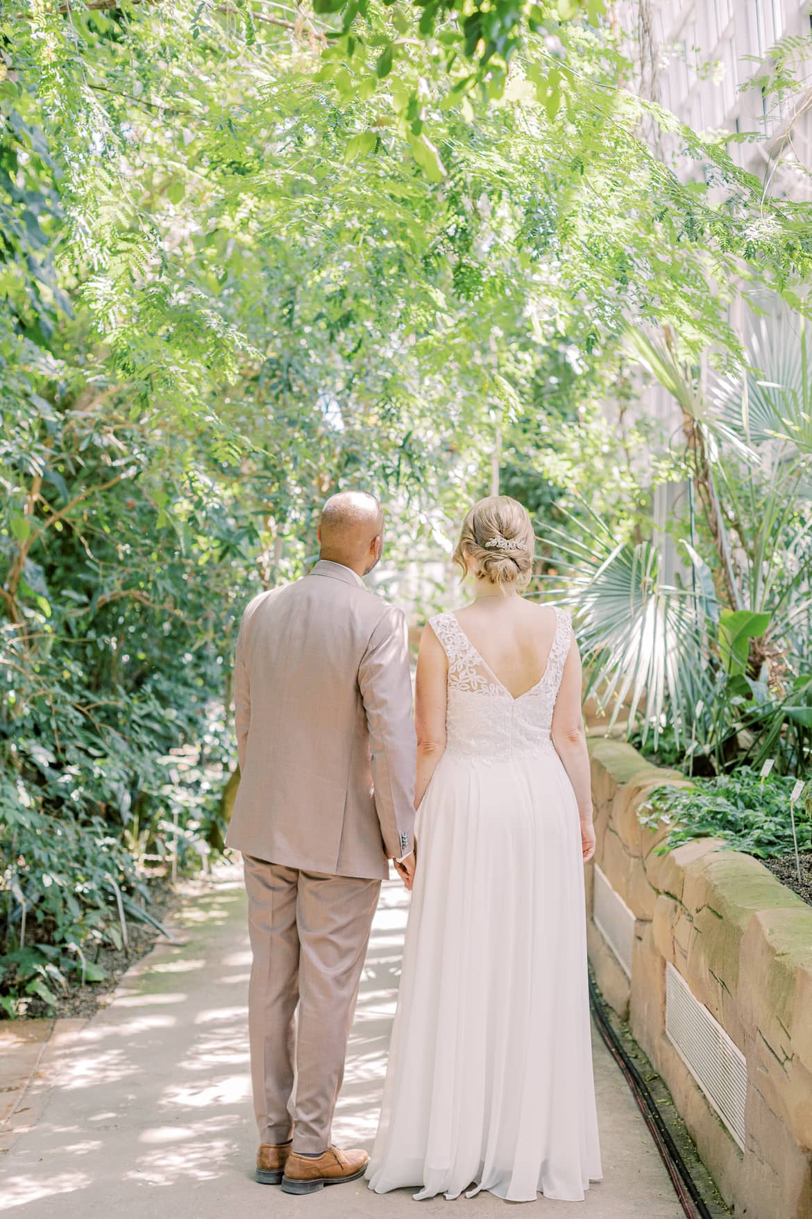 Hochzeitspaar im Botanischen Garten Berlin