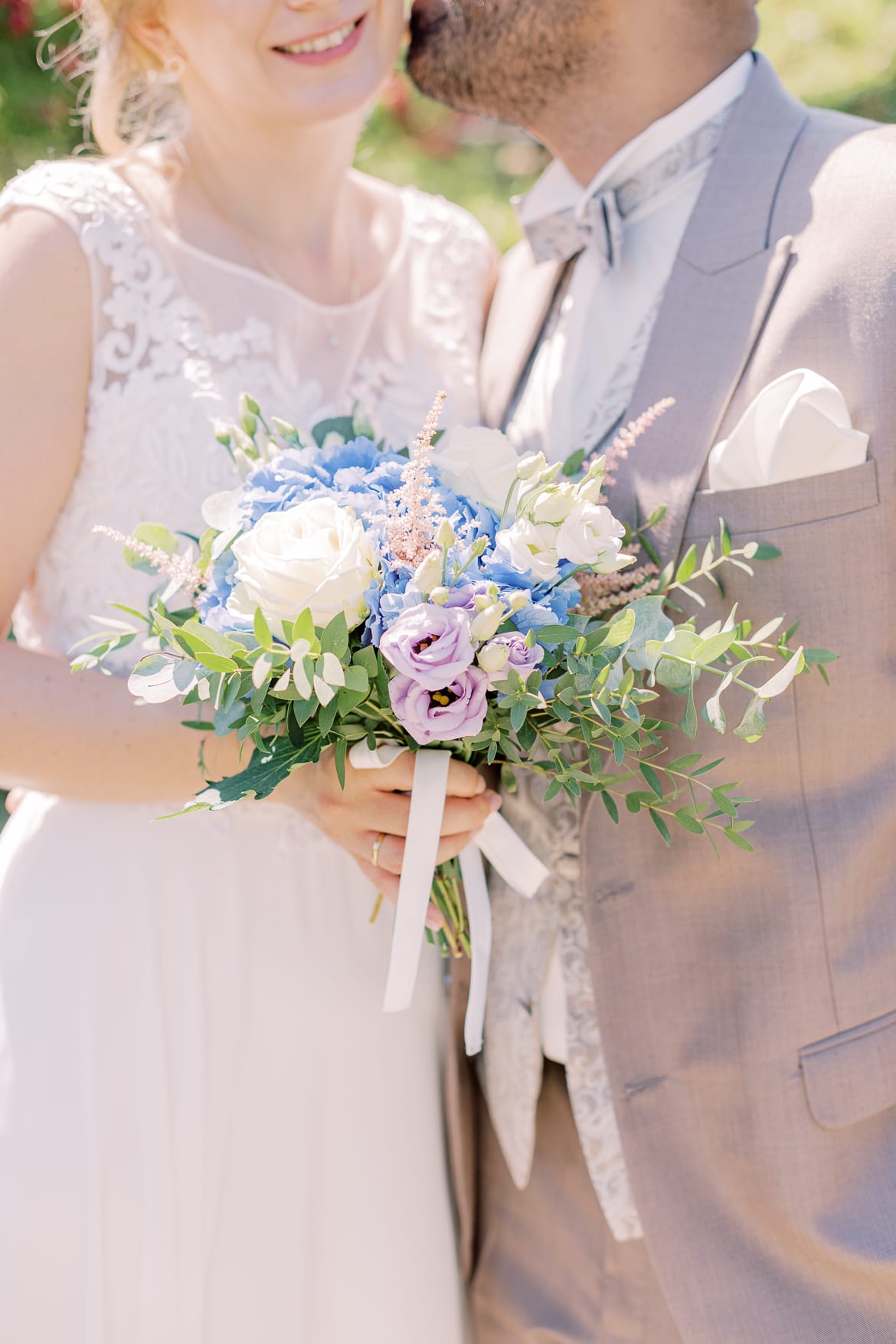 Hochzeitspaar kuschelt im Botanischen Garten Berlin