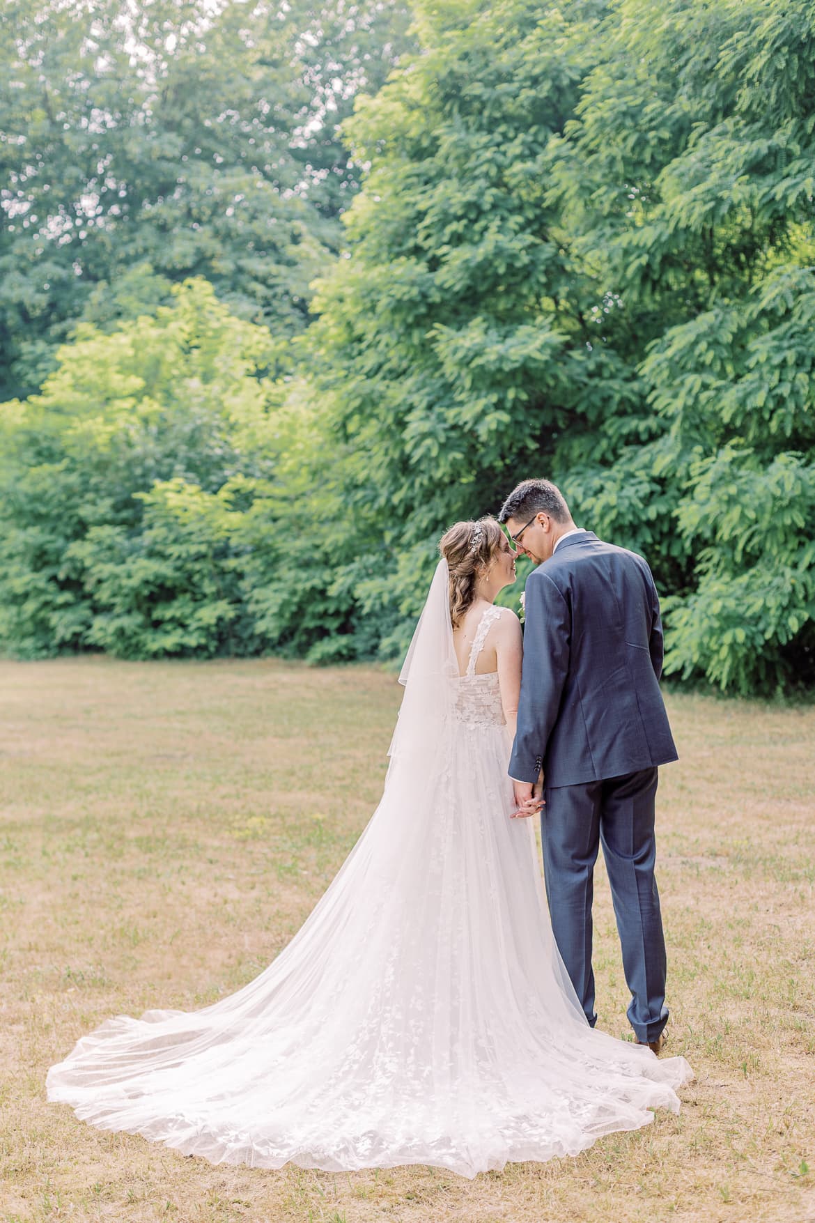 Hochzeitspaar legt die Köpfe zusammen