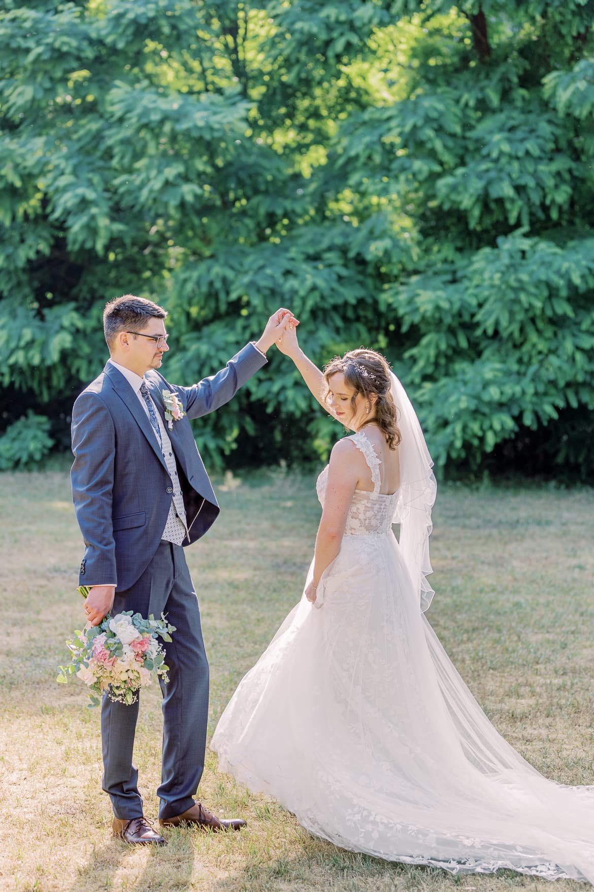 Hochzeitspaar tanzt im Park