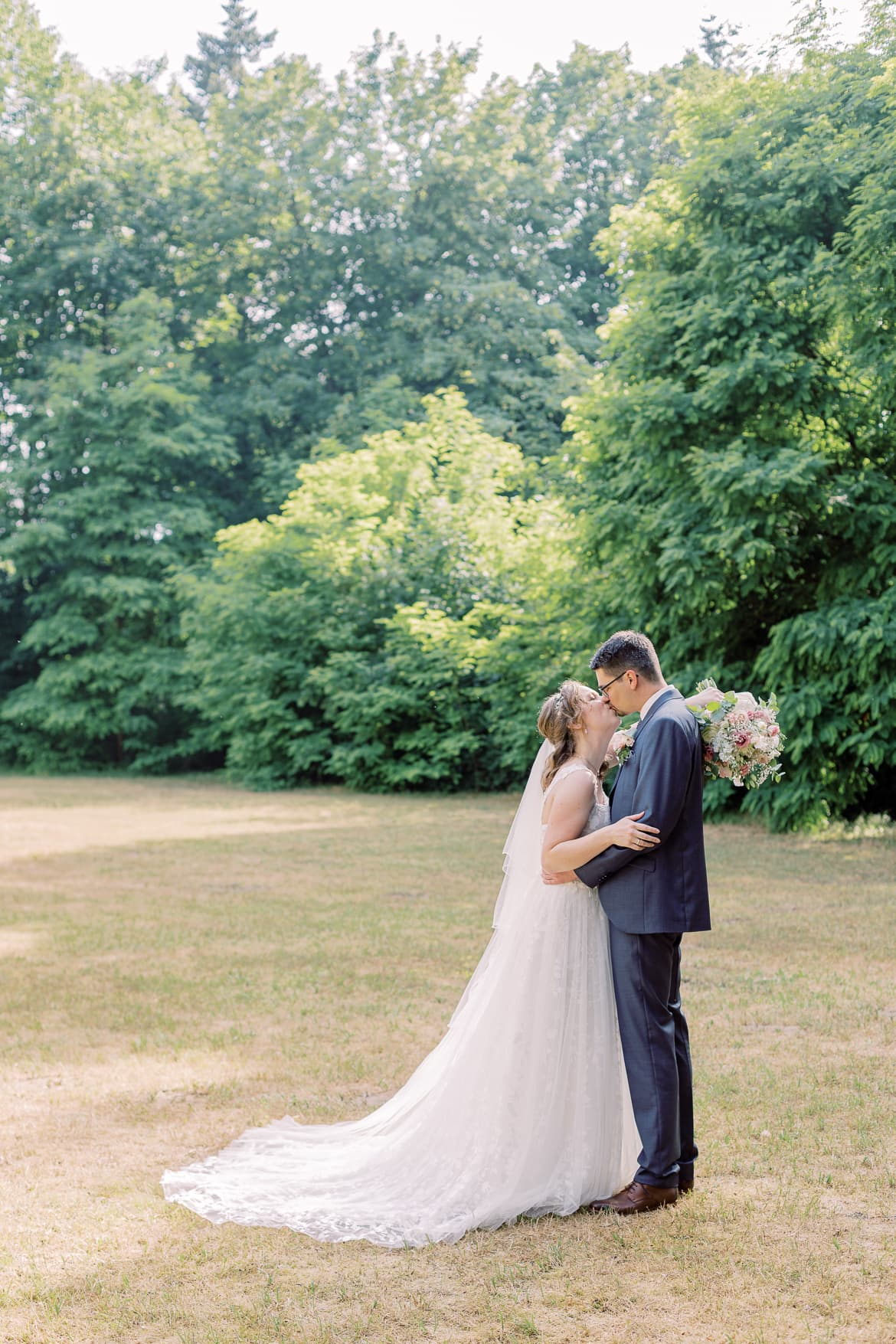 Hochzeitspaar umarmt sich im Park