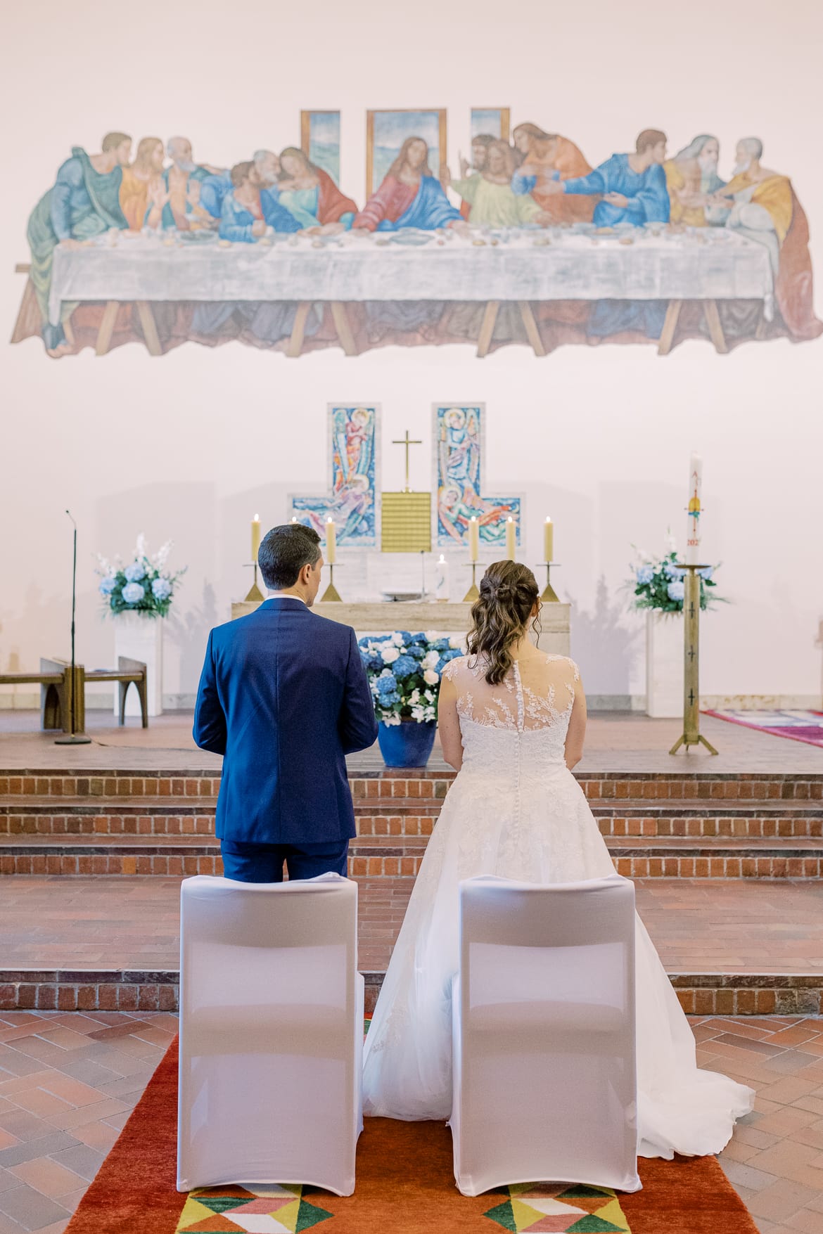 Hochzeitspaar zur Trauung in der Kirche