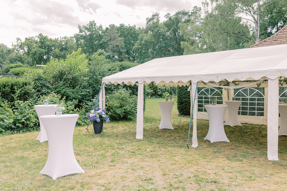 Partyzelt und Stehtische im Garten der Kirche