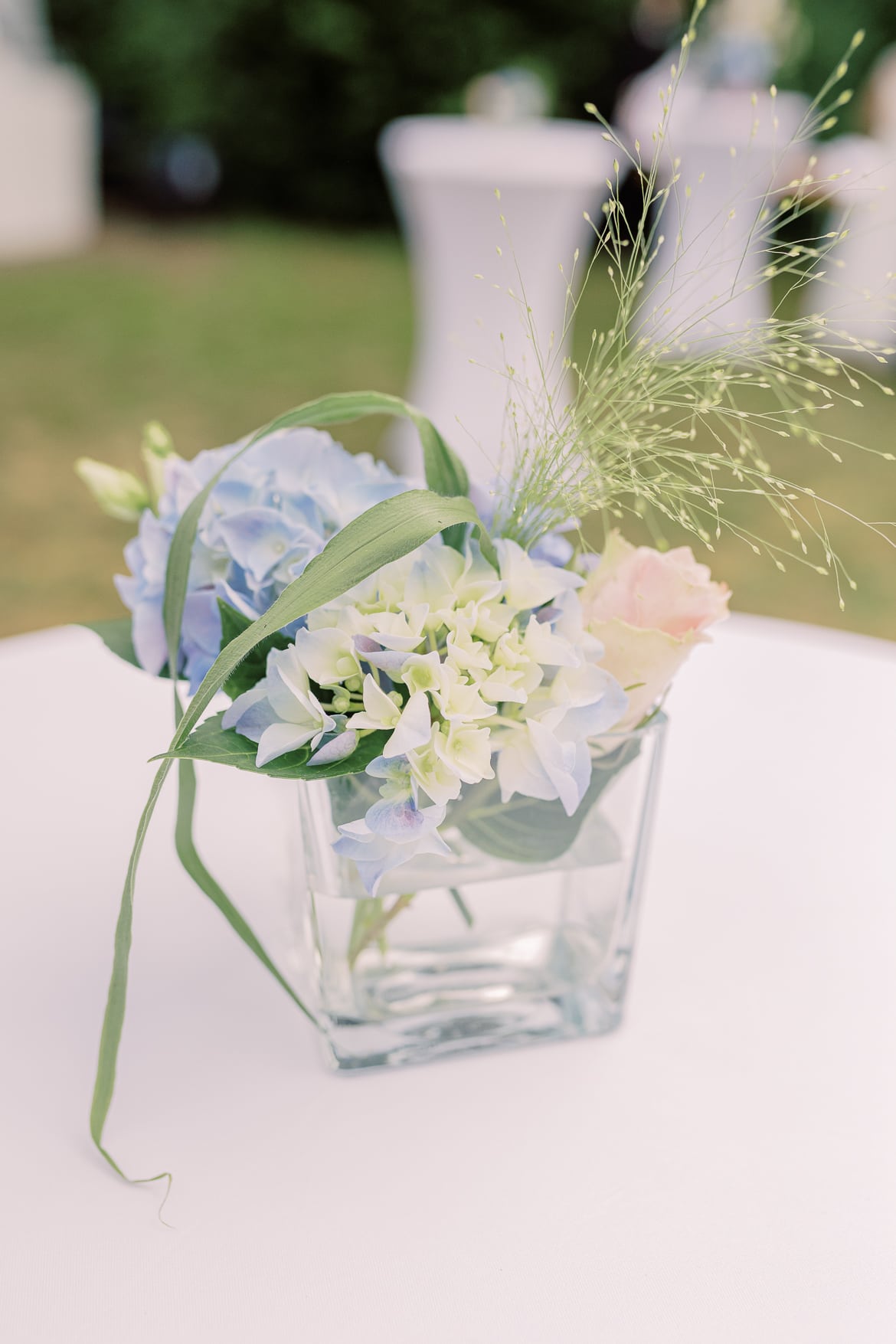 Kleine Blumenvasen auf den Stehtischen