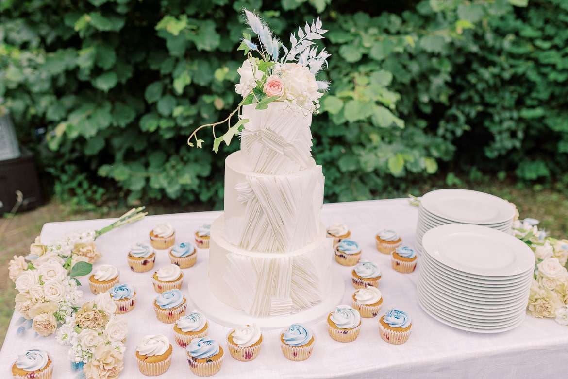 Hochzeitstorte mit passenden Cupcakes