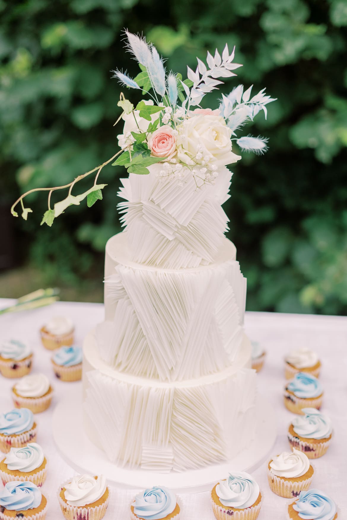 Hochzeitstorte mit passenden Cupcakes