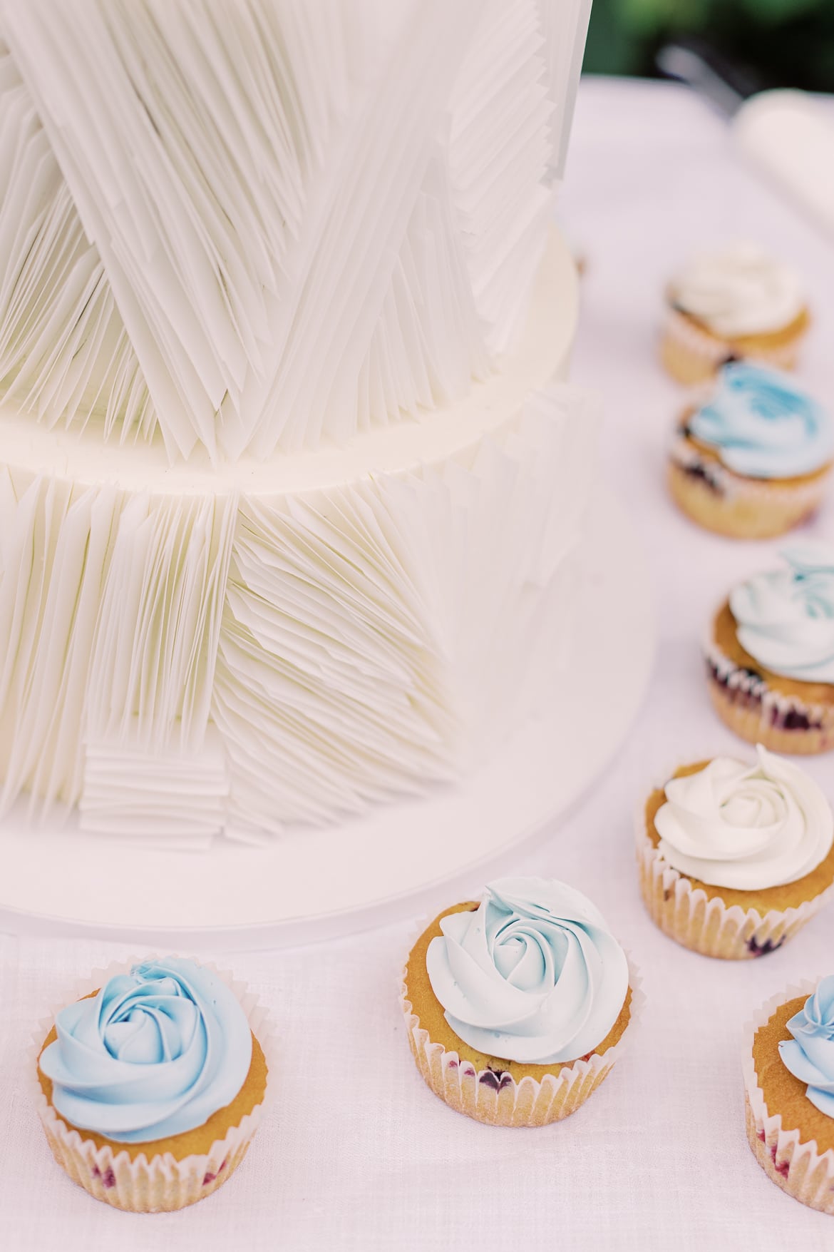 Hochzeitstorte mit passenden Cupcakes