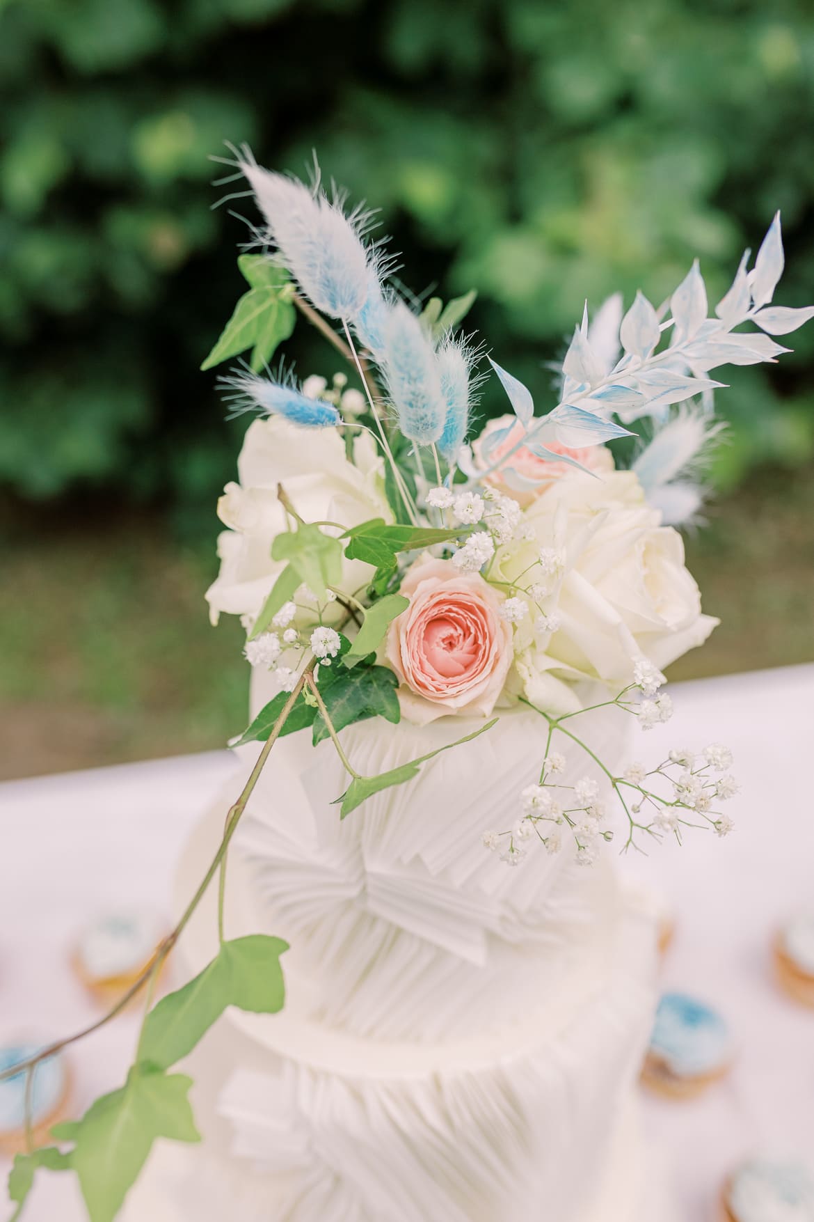 Hochzeitstorte mit passenden Cupcakes