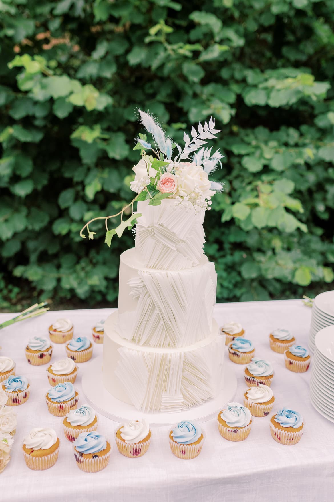 Hochzeitstorte mit passenden Cupcakes