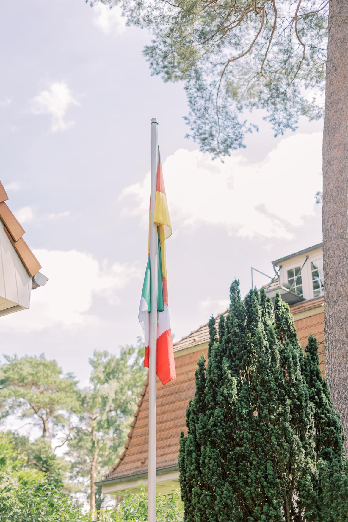 Deutsche und Italienische Flagge an einem Mast