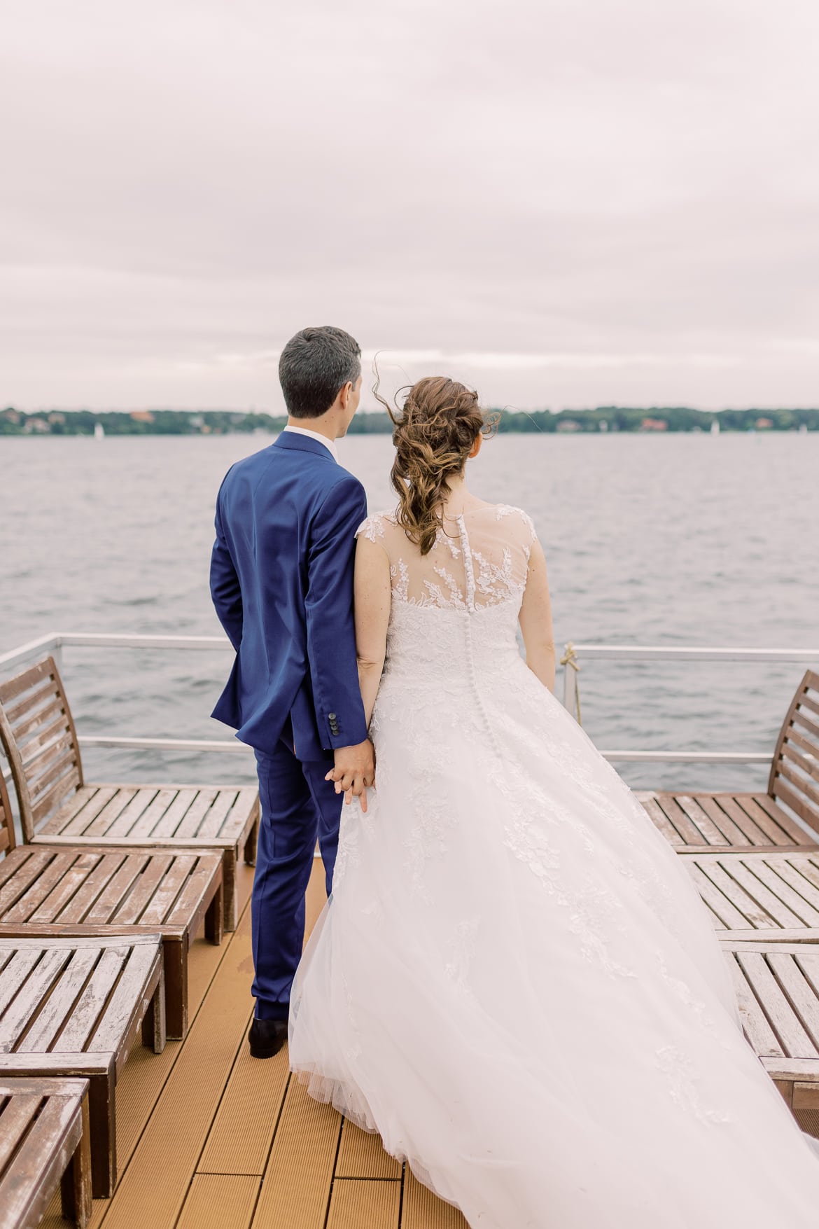 Hochzeitspaar schaut vom Floß auf den Wannsee