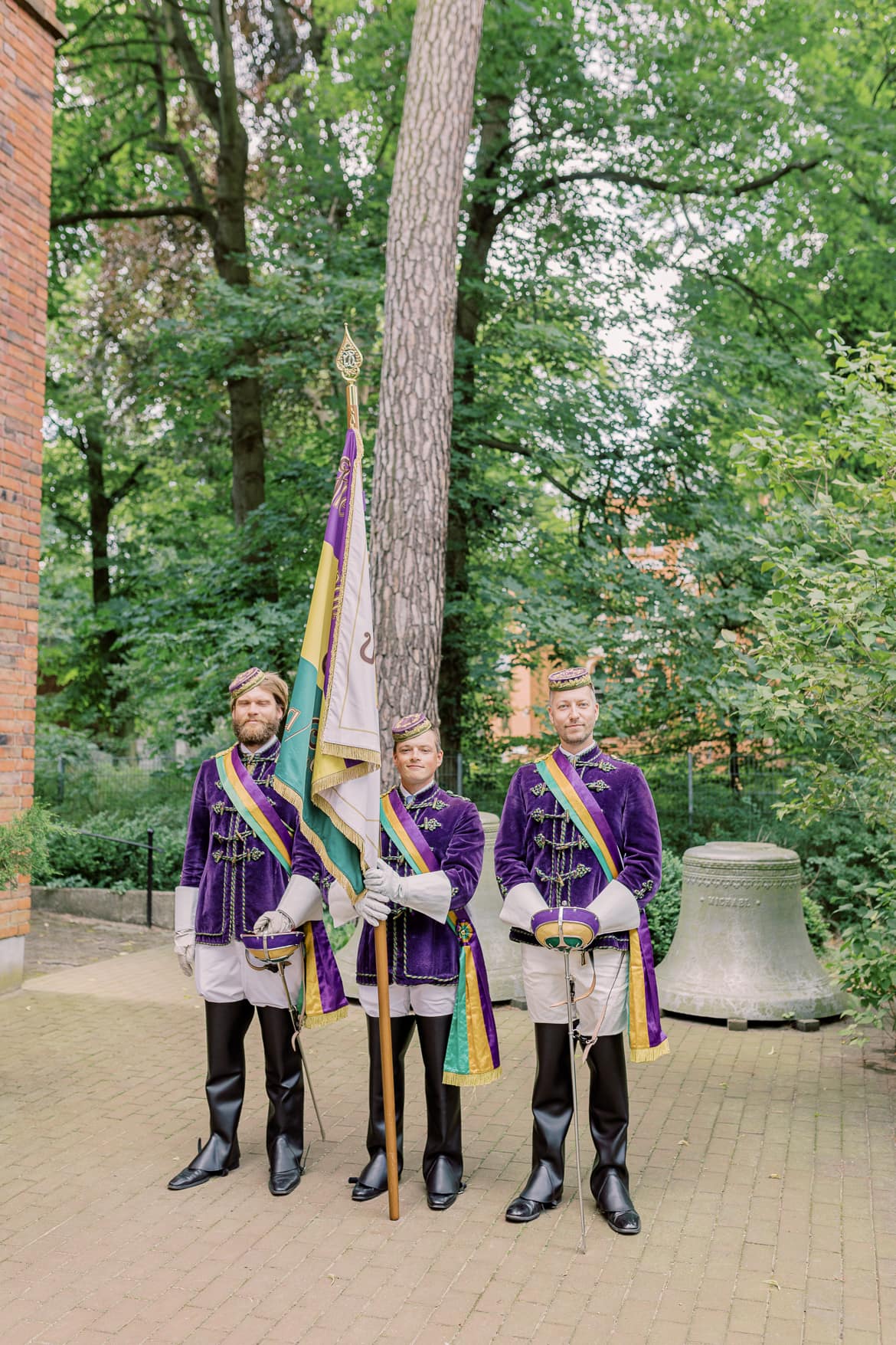 Drei Männer in Tracht eines Studentenverbands