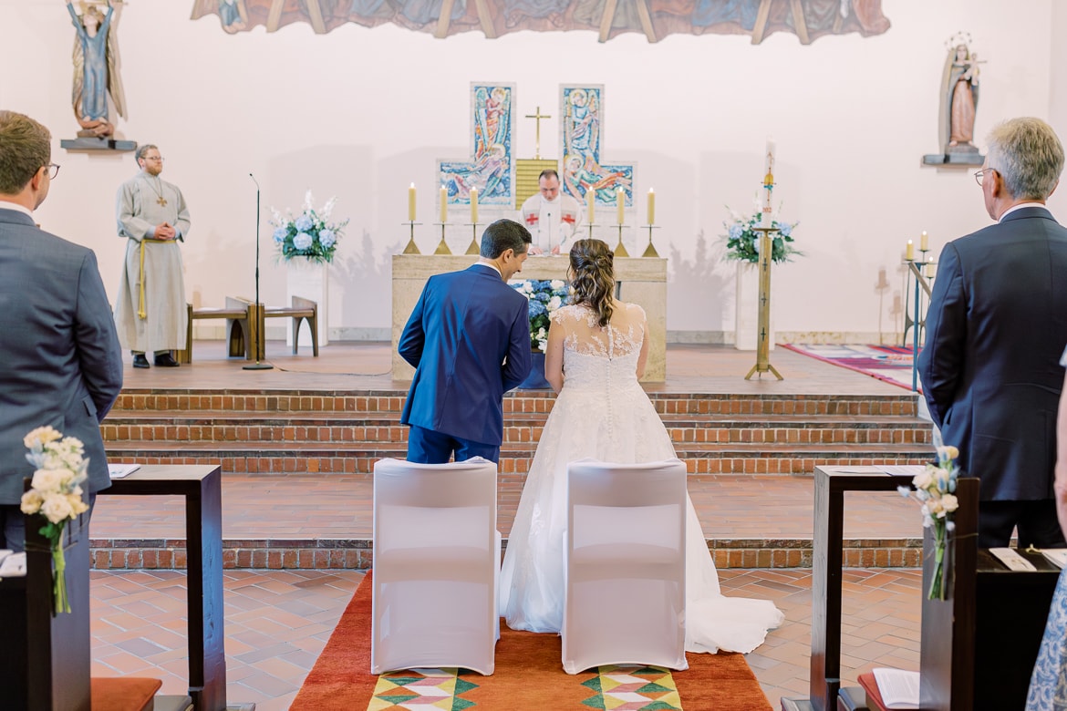 Hochzeitspaar vor dem Altar in der Kirche