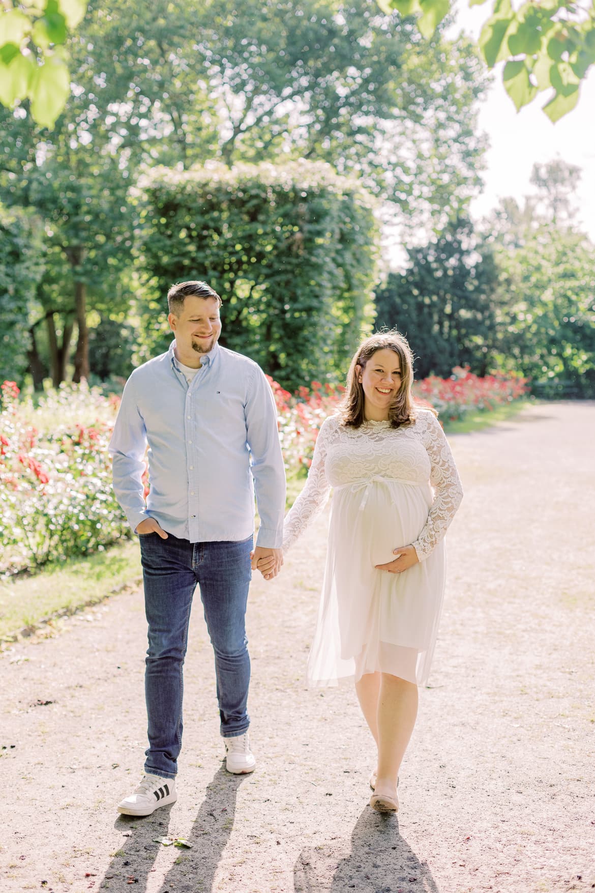 Babybauch Portraits im Rosengarten vom Stadtpark Steglitz