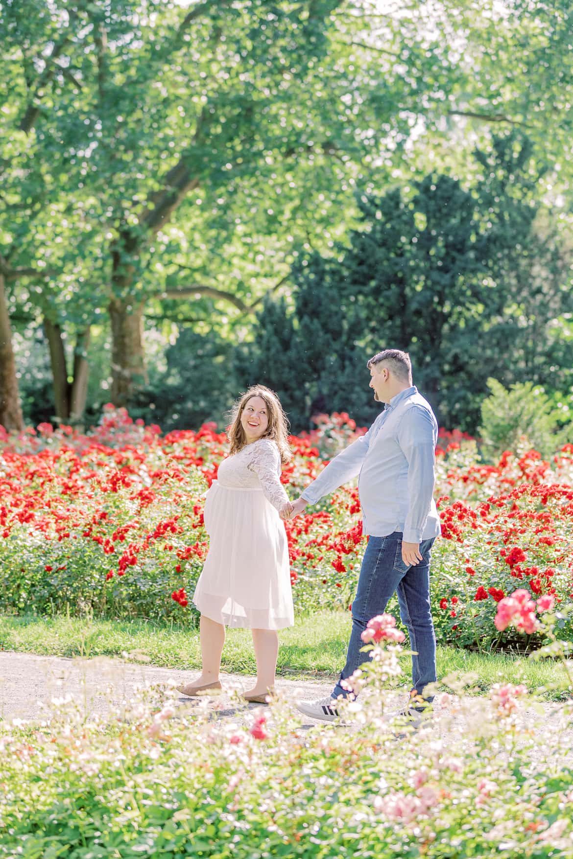 Babybauch Portraits im Rosengarten vom Stadtpark Steglitz