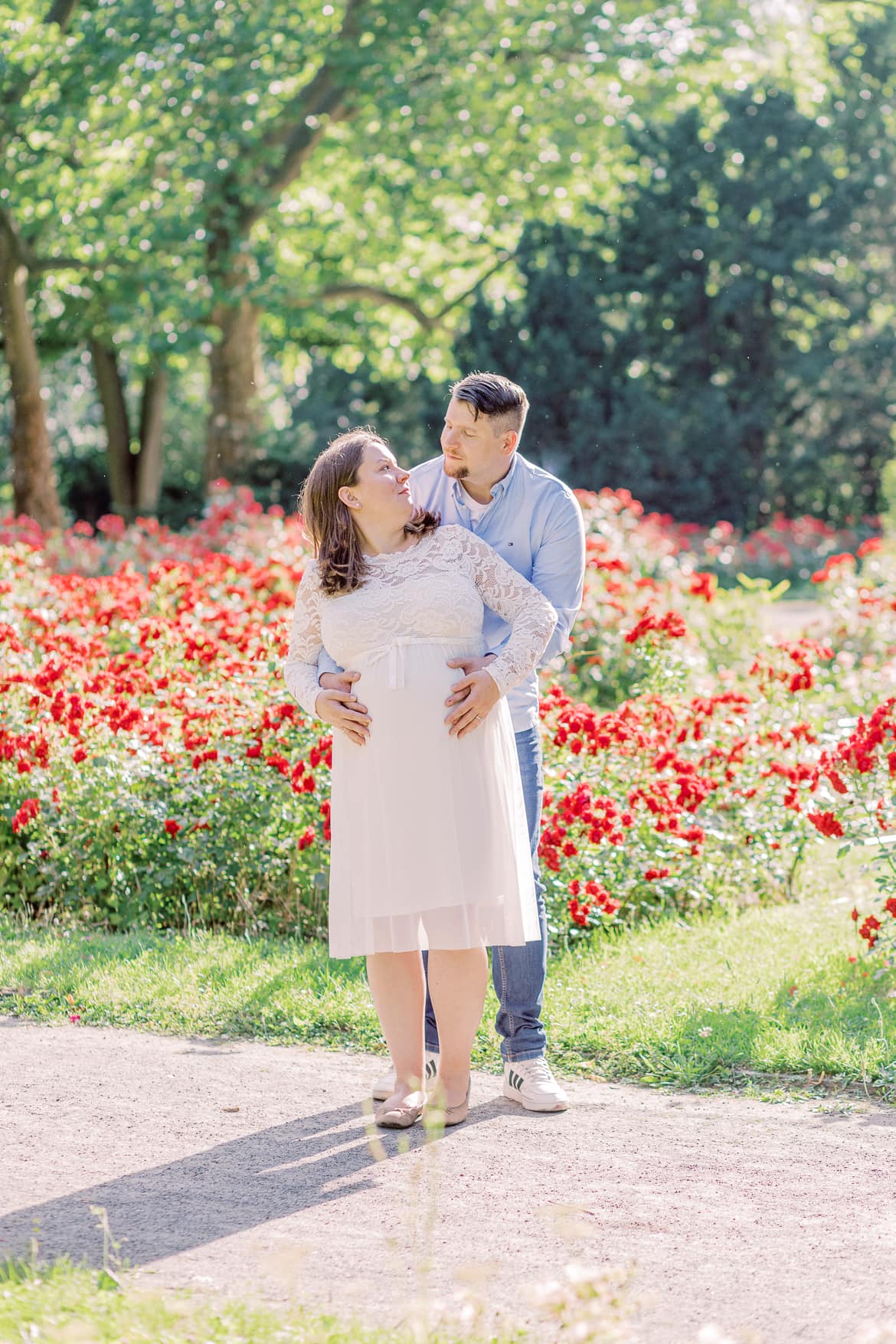 Babybauch Portraits im Rosengarten vom Stadtpark Steglitz