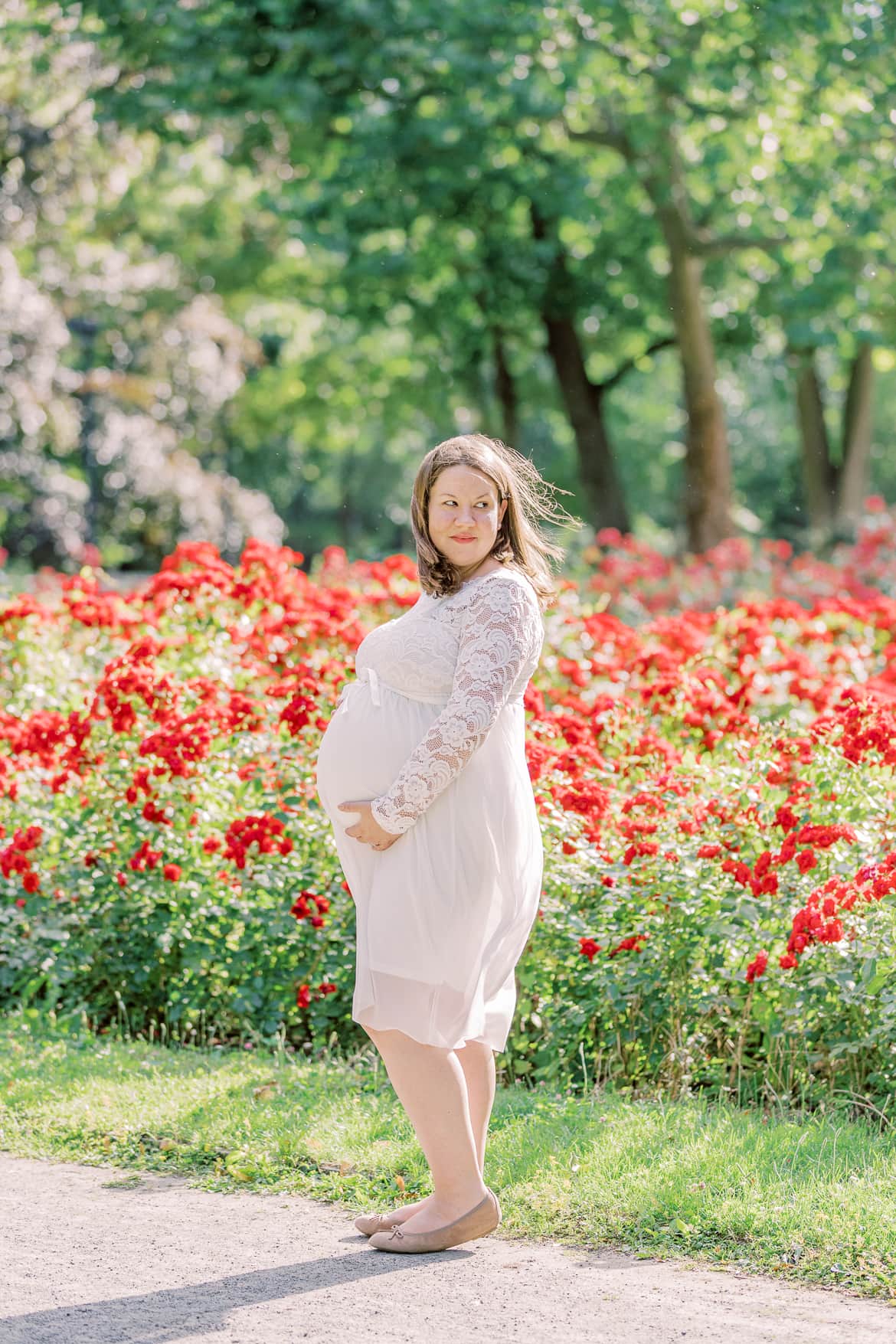 Babybauch Portraits im Rosengarten vom Stadtpark Steglitz