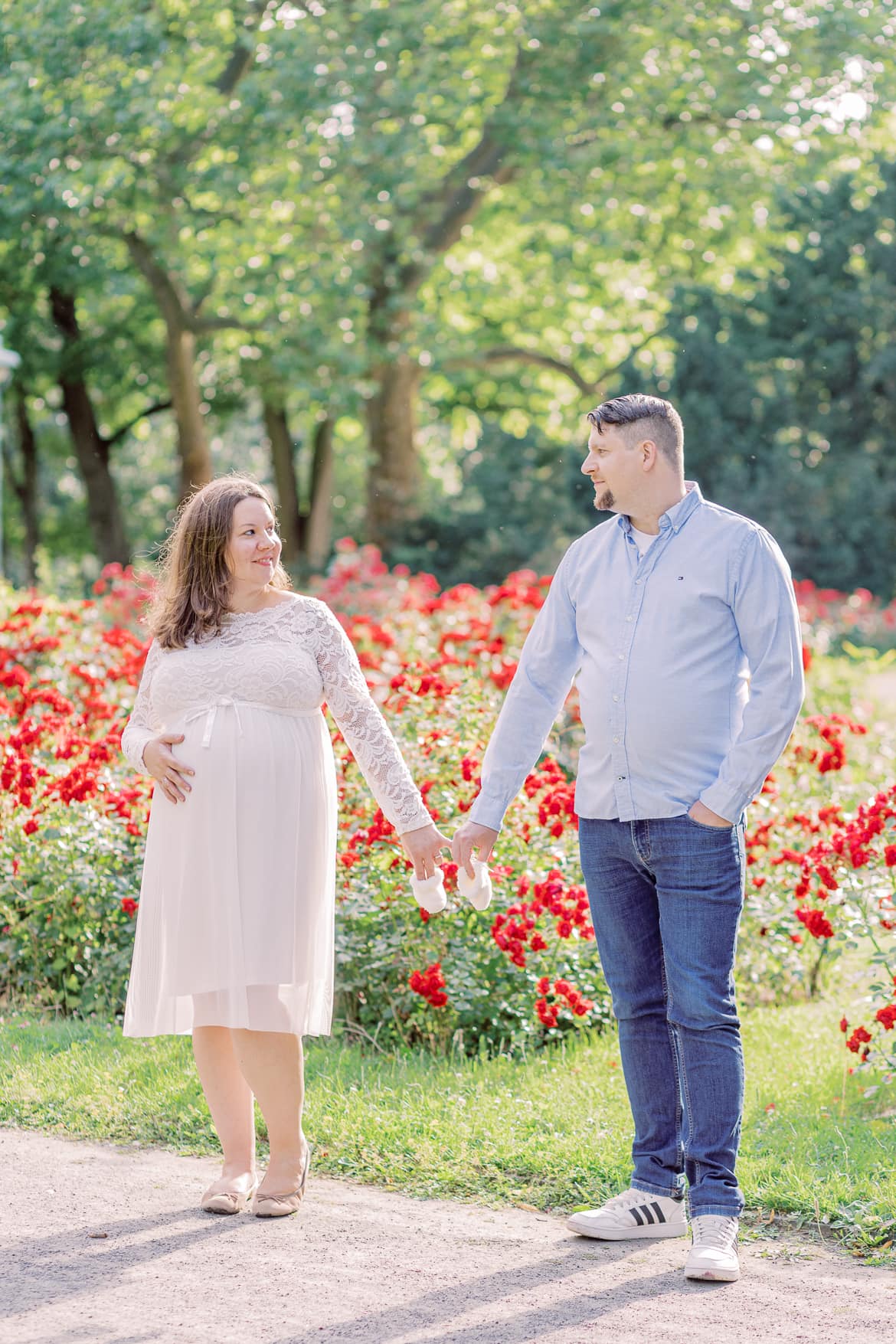 Babybauch Portraits im Rosengarten vom Stadtpark Steglitz