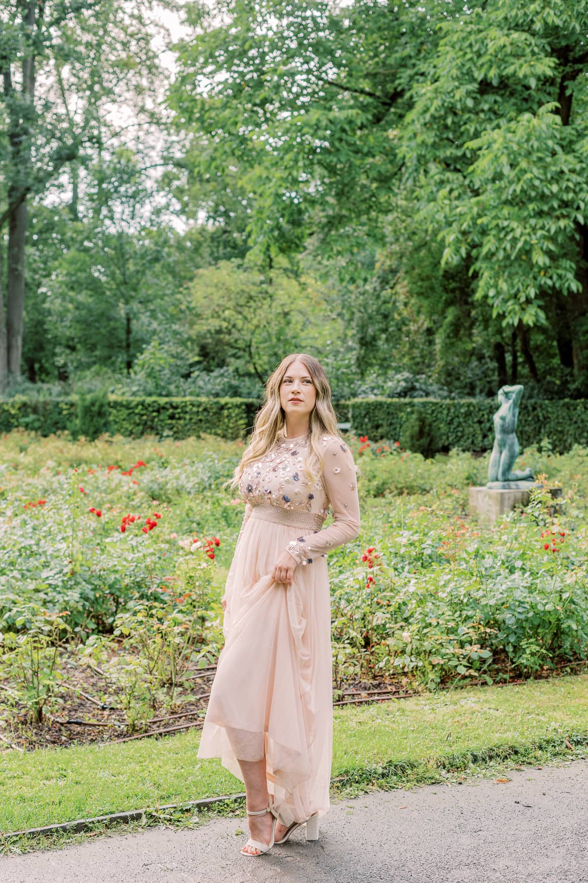 Elegante Portraits im Abendkleid im Rosengarten