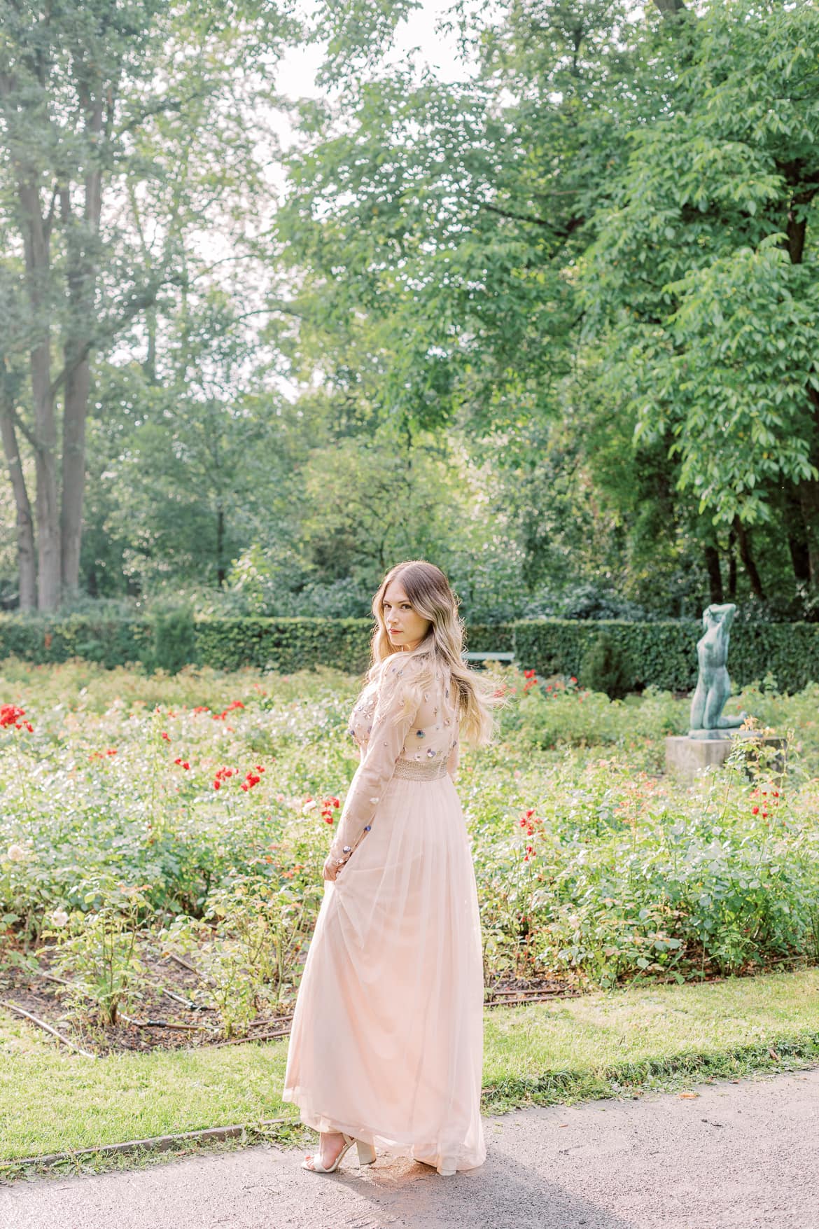 Elegante Portraits im Abendkleid im Rosengarten