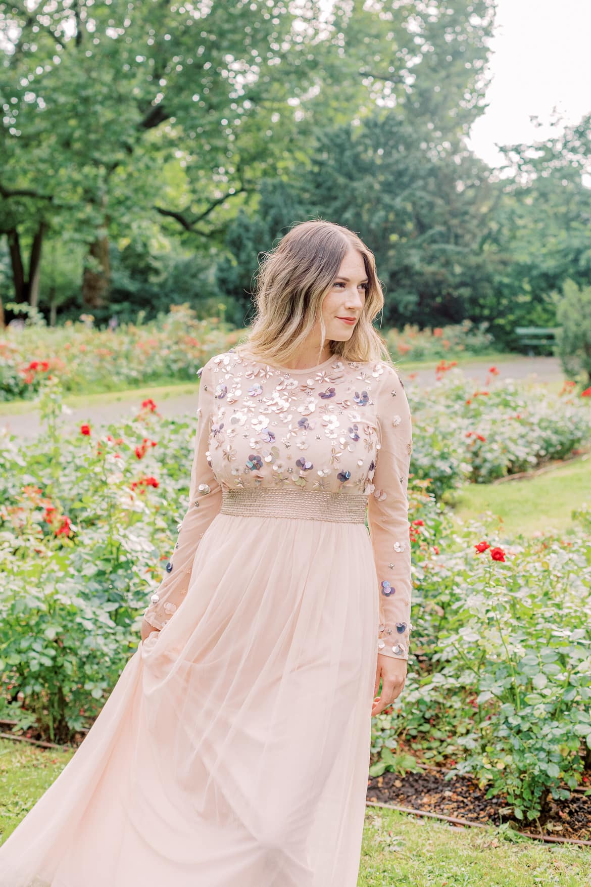 Elegante Portraits im Abendkleid im Rosengarten