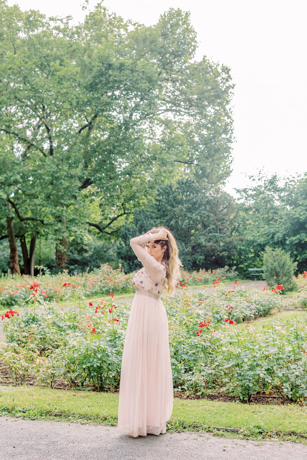 Elegante Portraits im Abendkleid im Rosengarten