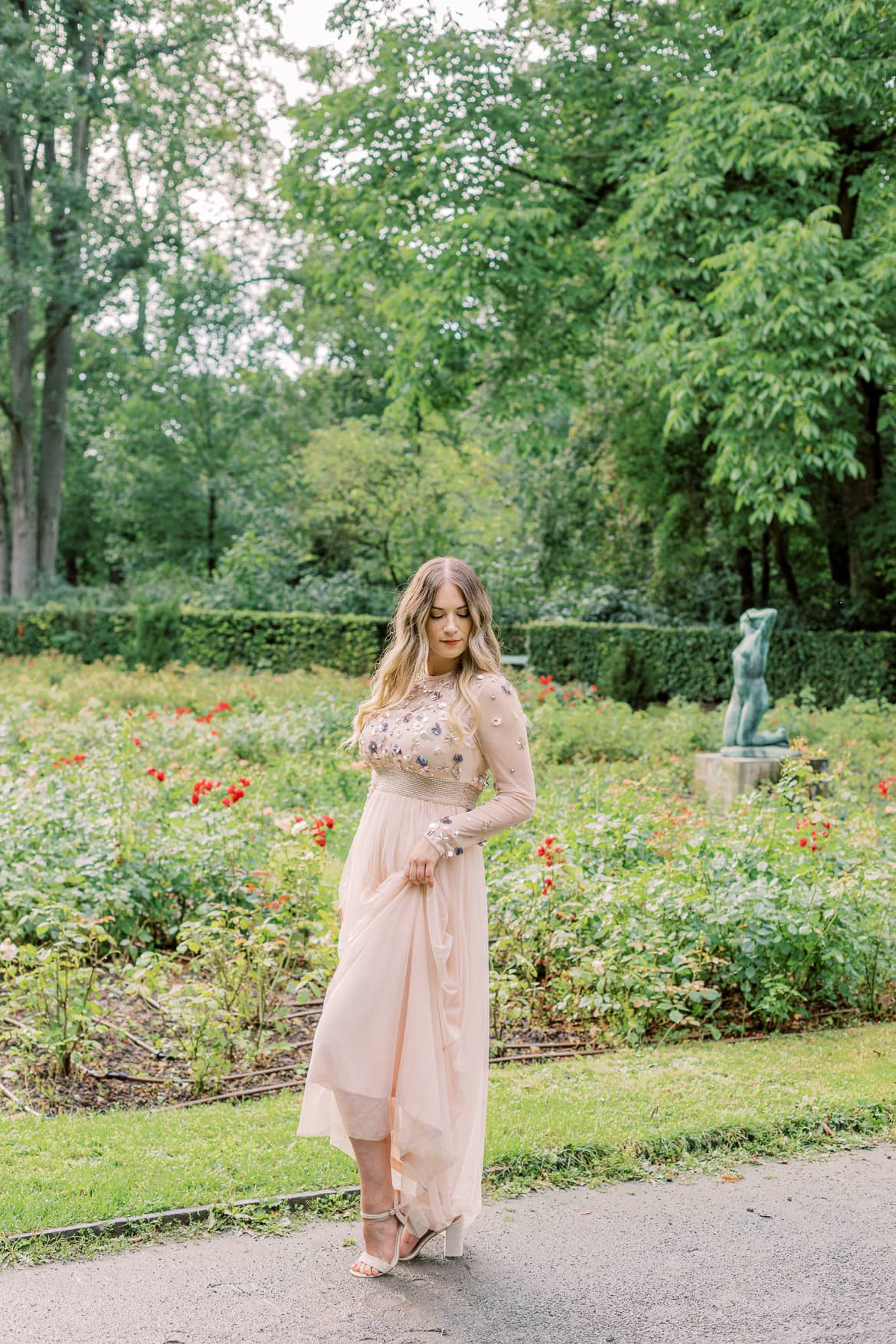 Elegante Portraits im Abendkleid im Rosengarten