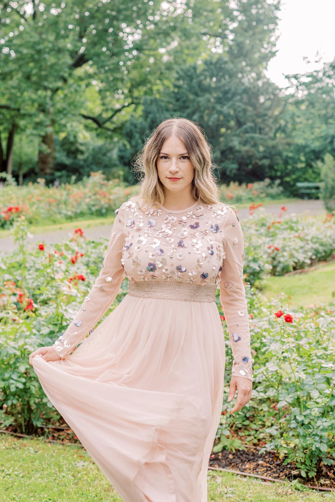 Elegante Portraits im Abendkleid im Rosengarten