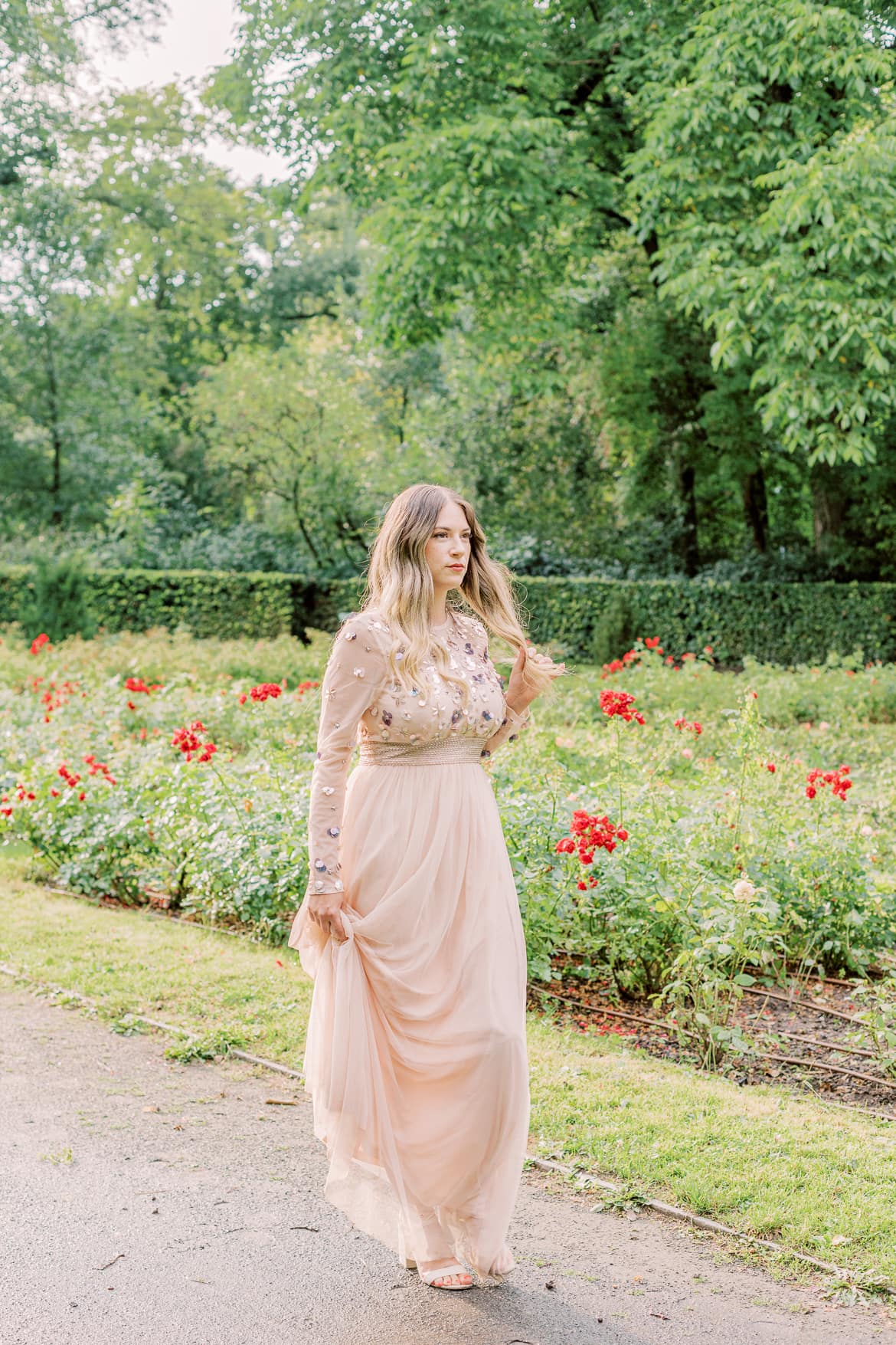 Elegante Portraits im Abendkleid im Rosengarten