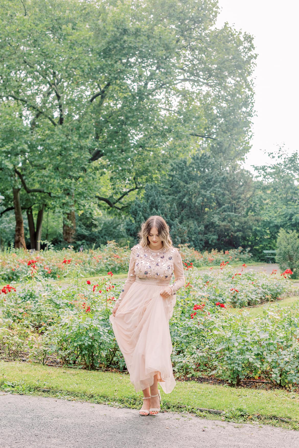 Elegante Portraits im Abendkleid im Rosengarten