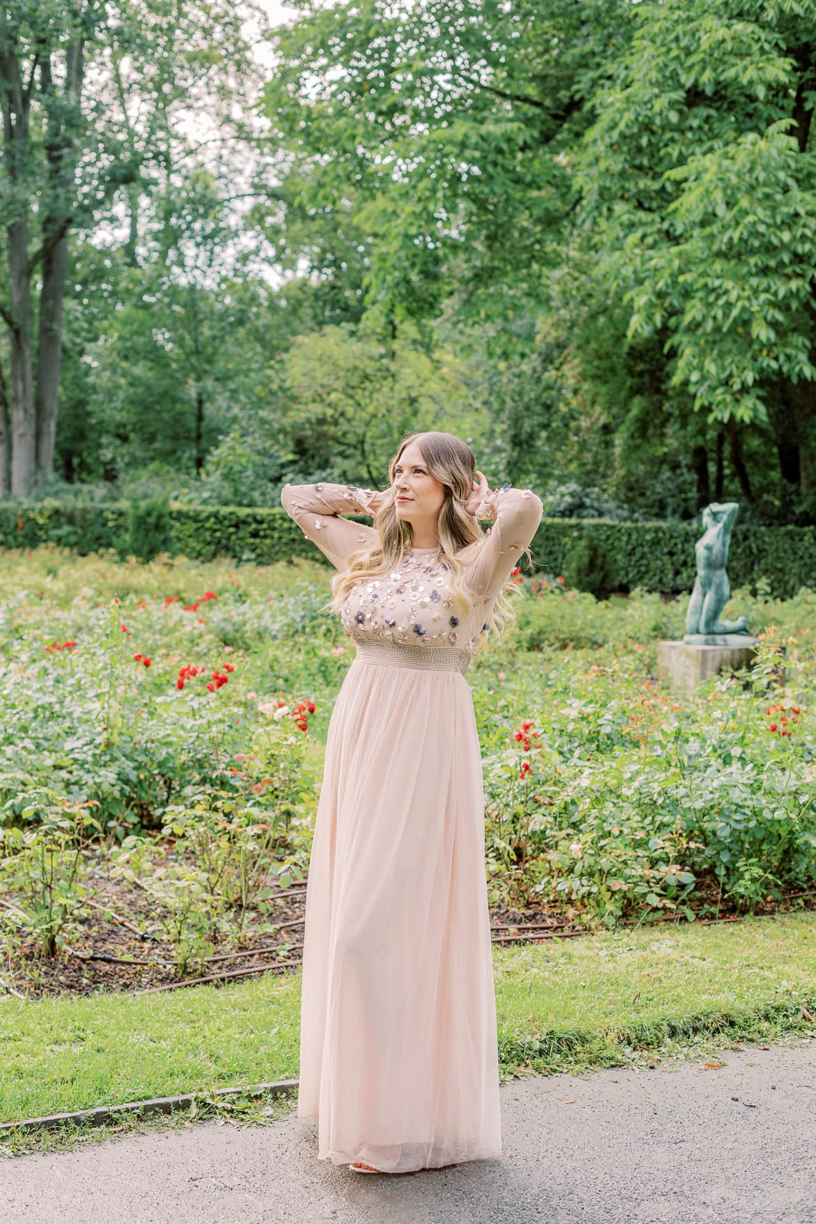 Elegante Portraits im Abendkleid im Rosengarten