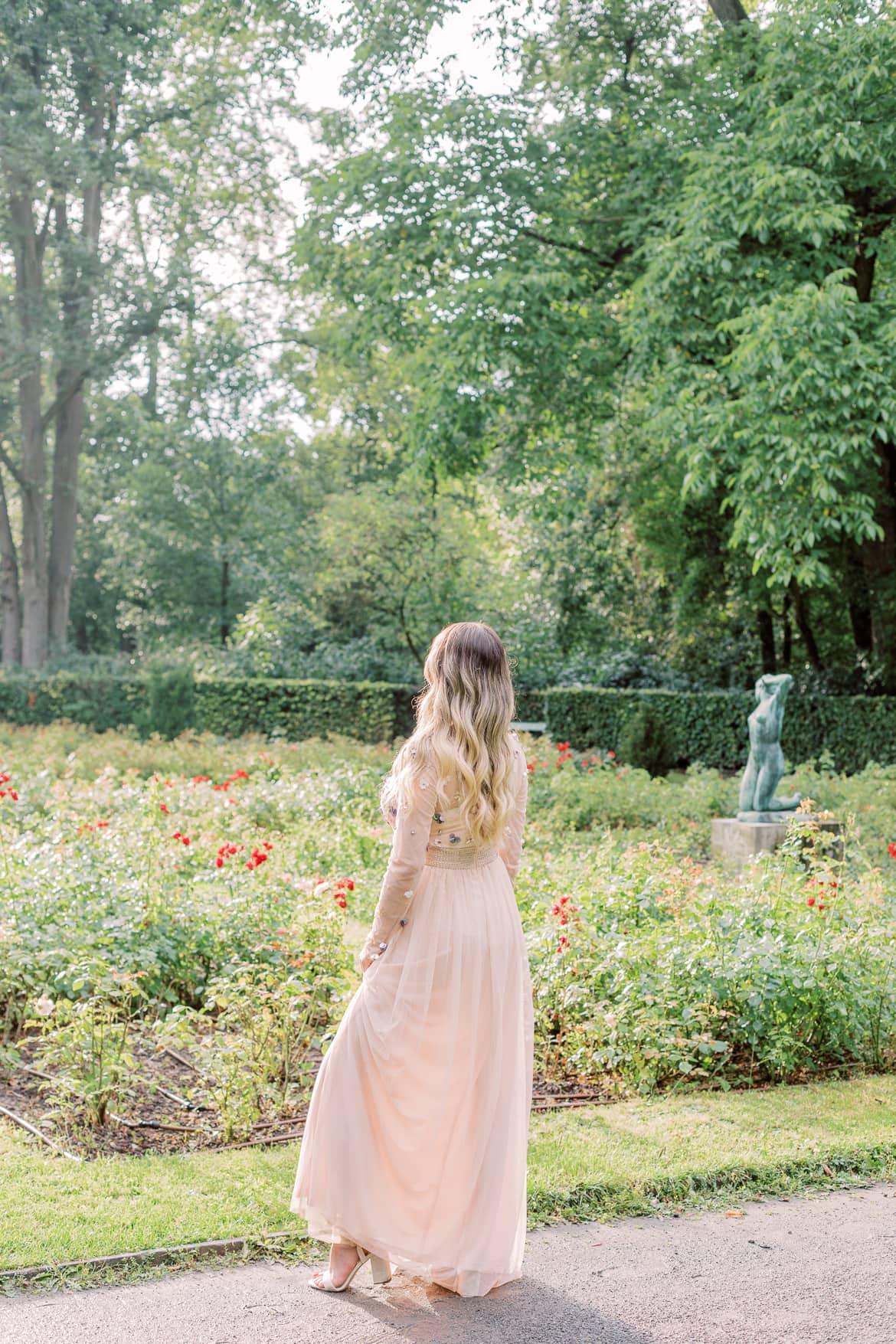 Elegante Portraits im Abendkleid im Rosengarten