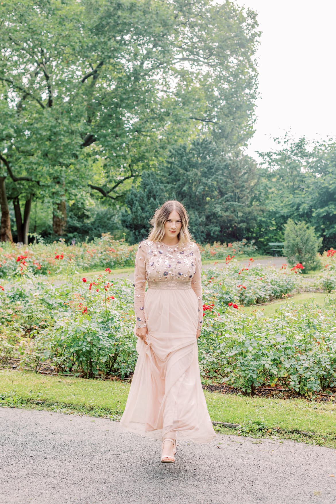 Elegante Portraits im Abendkleid im Rosengarten