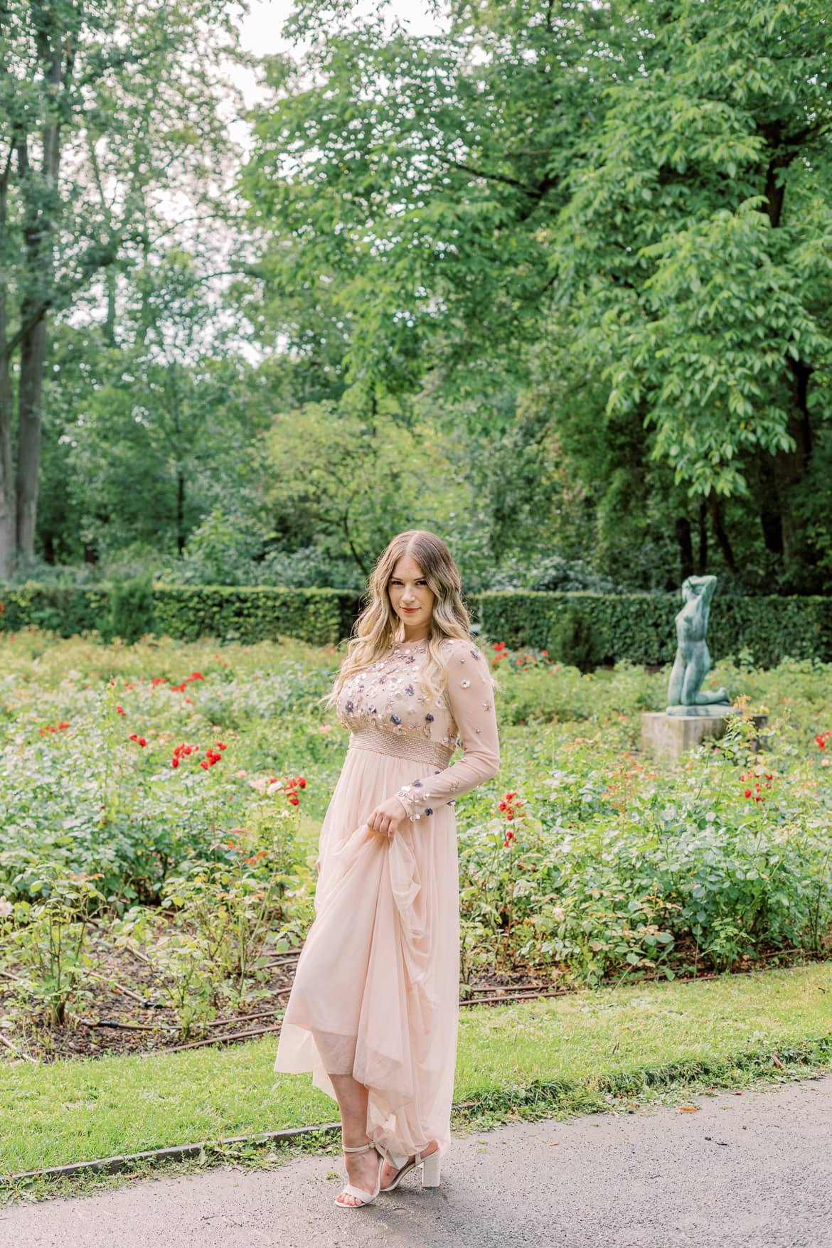 Elegante Portraits im Abendkleid im Rosengarten