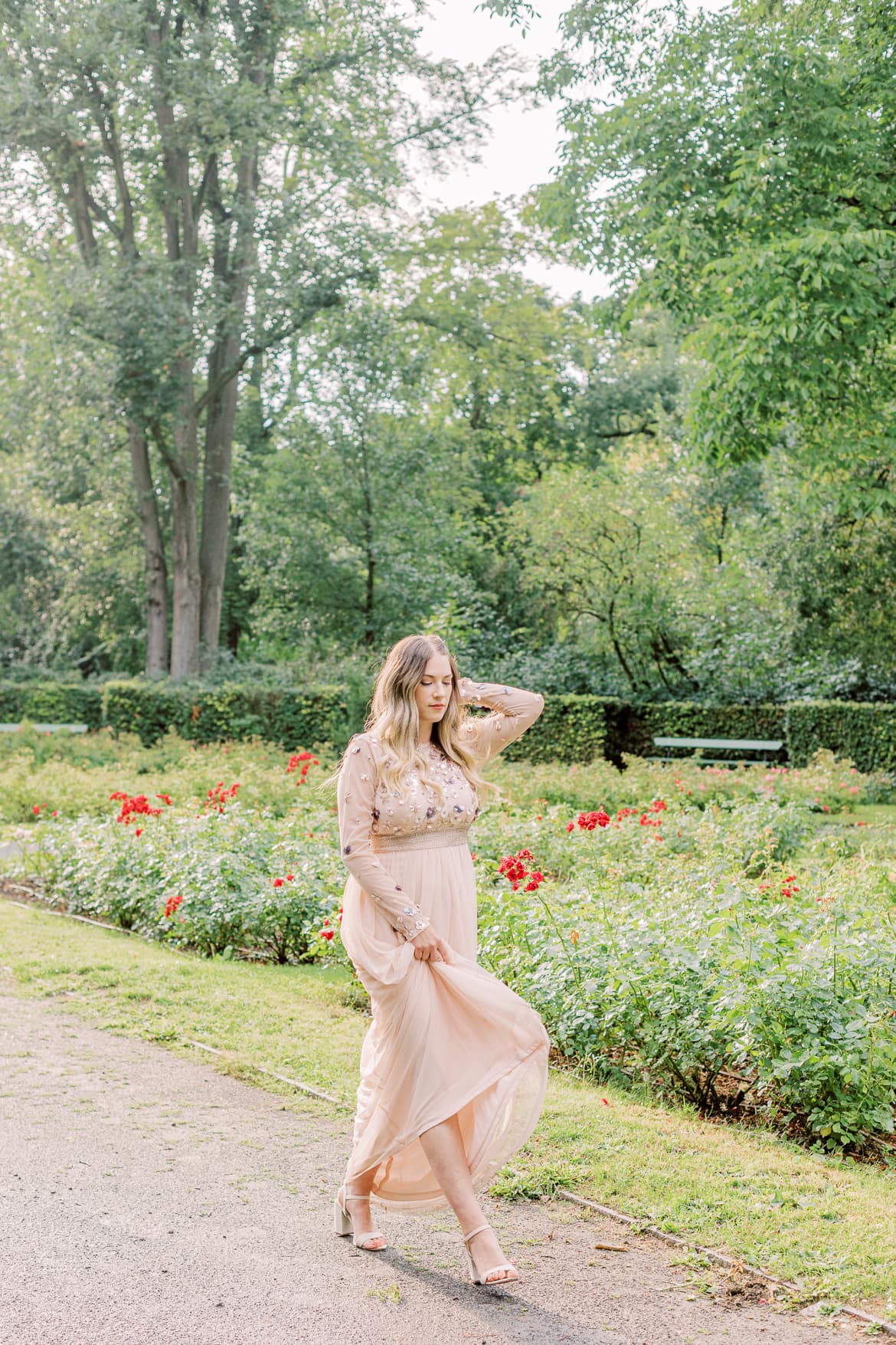 Elegante Portraits im Abendkleid im Rosengarten