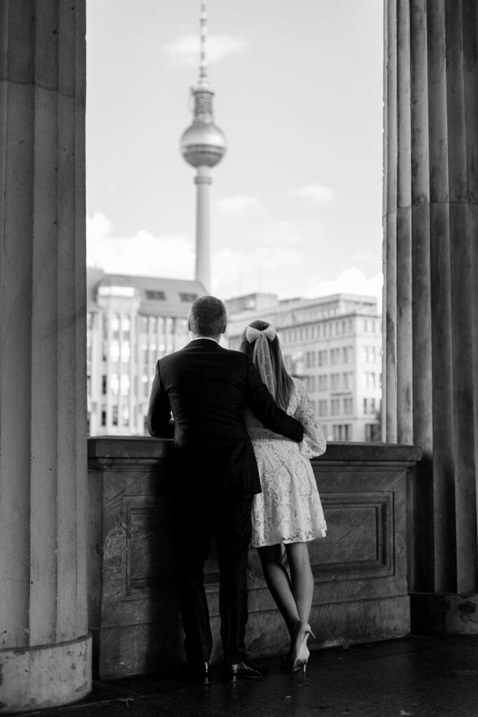 Paar schaut auf den Berliner Fernsehturm