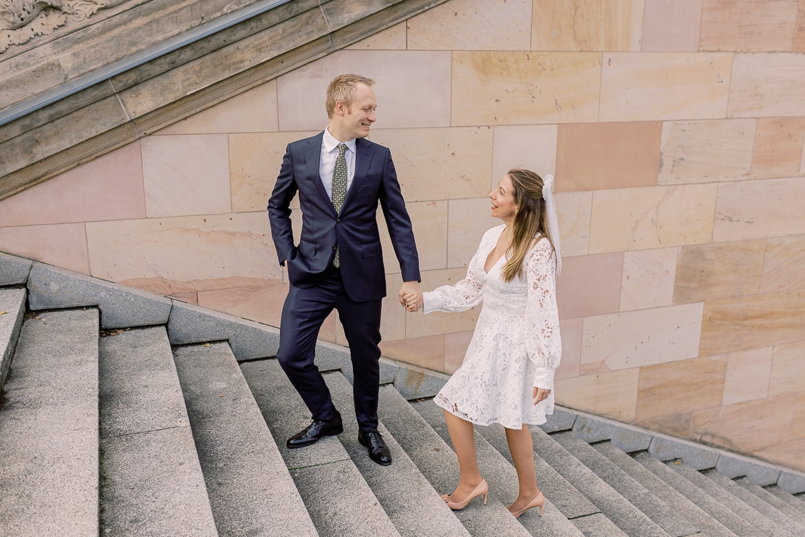 Paar läuft eine Treppe hinauf