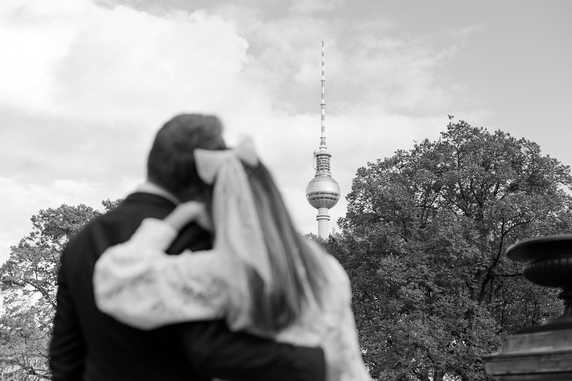 Paar schaut auf den Berliner Fernsehturm