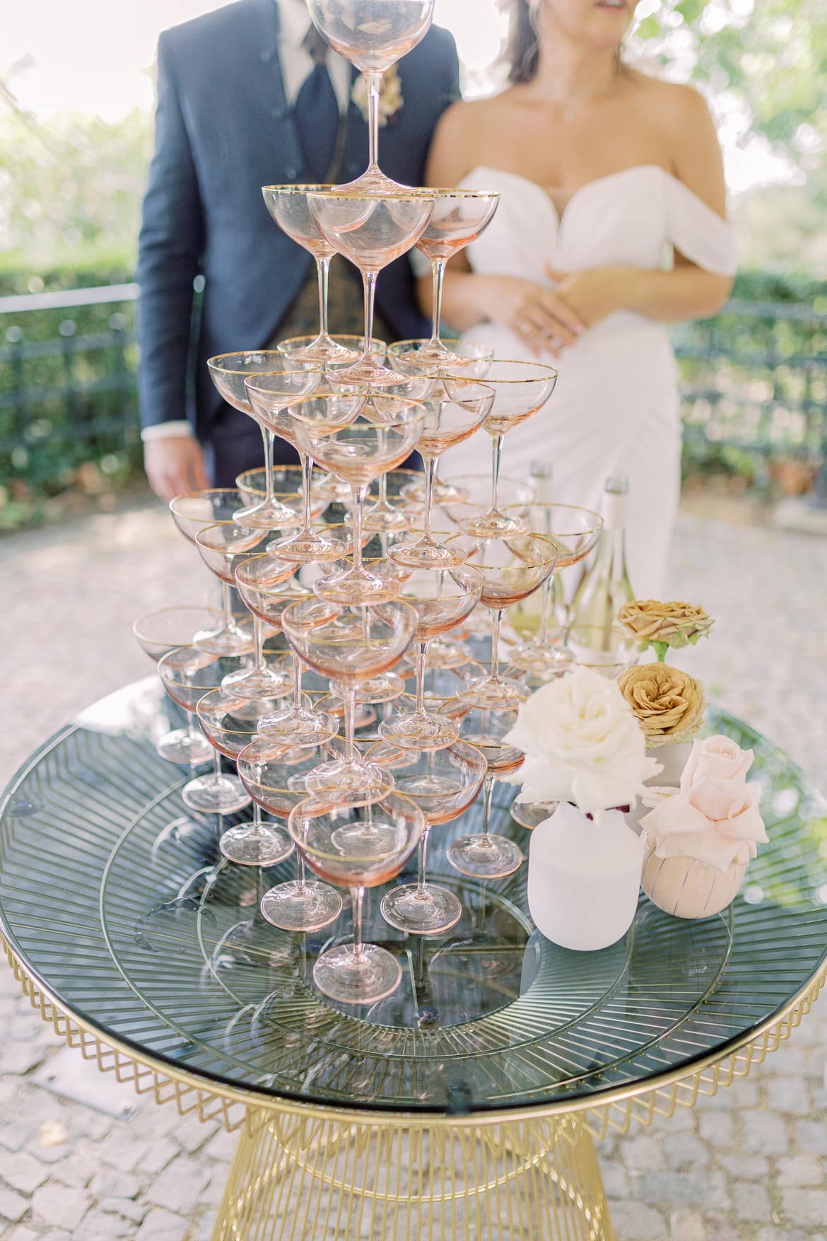 Hochzeitspaar und Champagnerturm