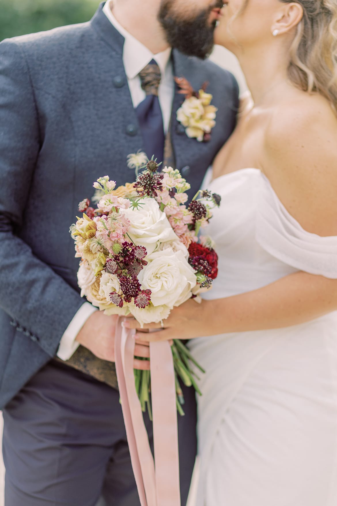 Hochzeitspaar mit Blumenstrauß