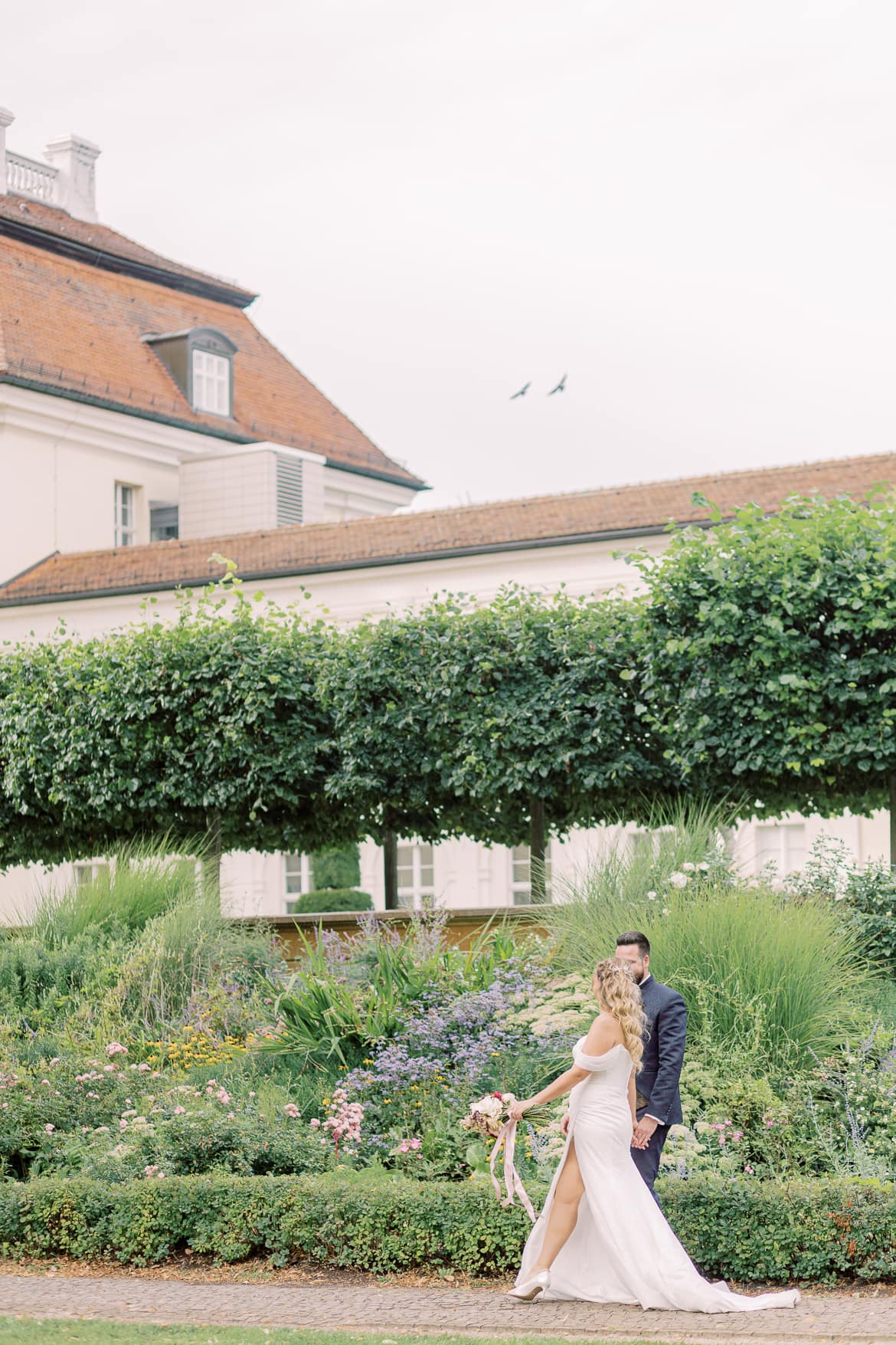 Hochzeitspaar spaziert im Park