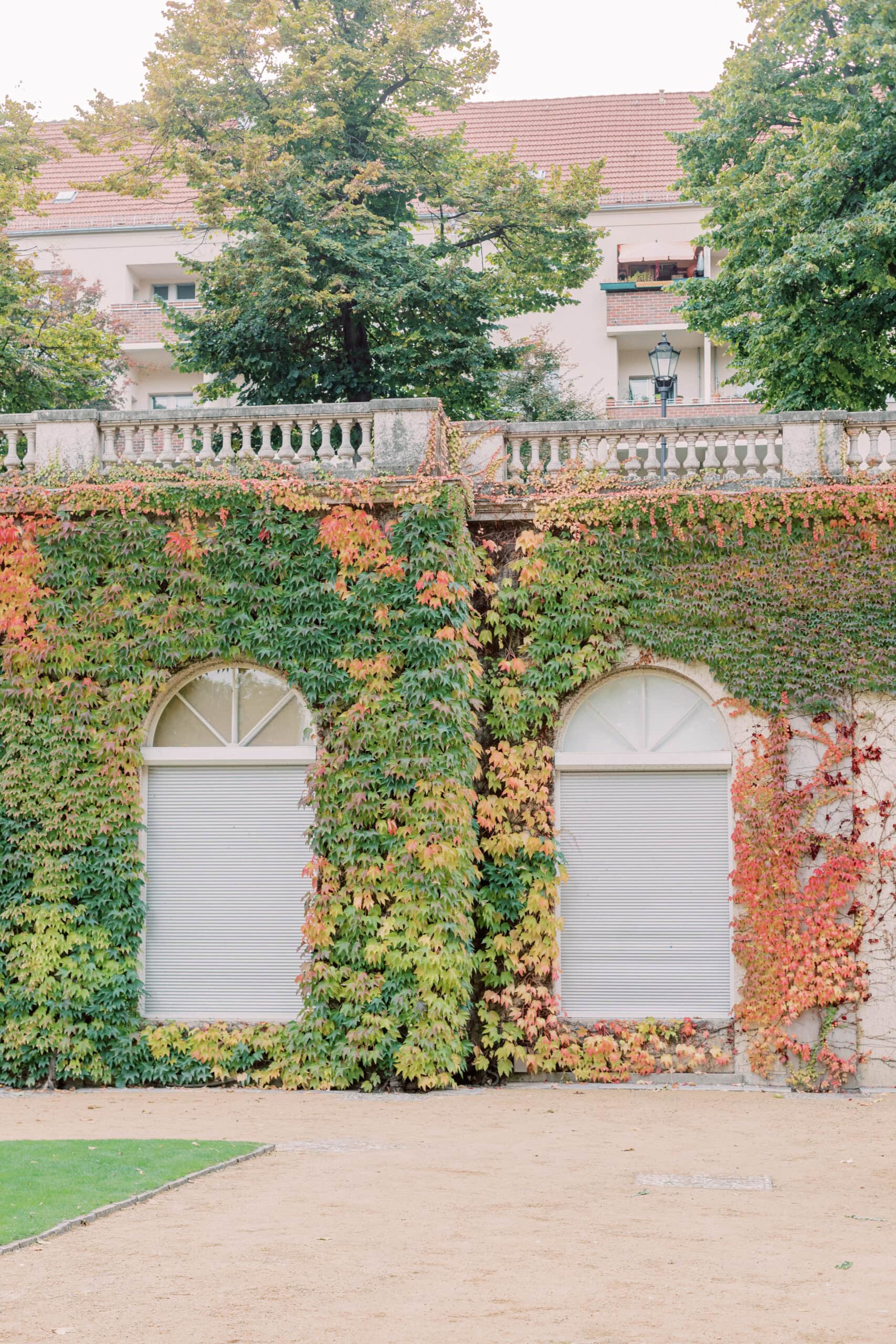 Herbstliche Blätterfärbung im Körnerpark Berlin Neukölln