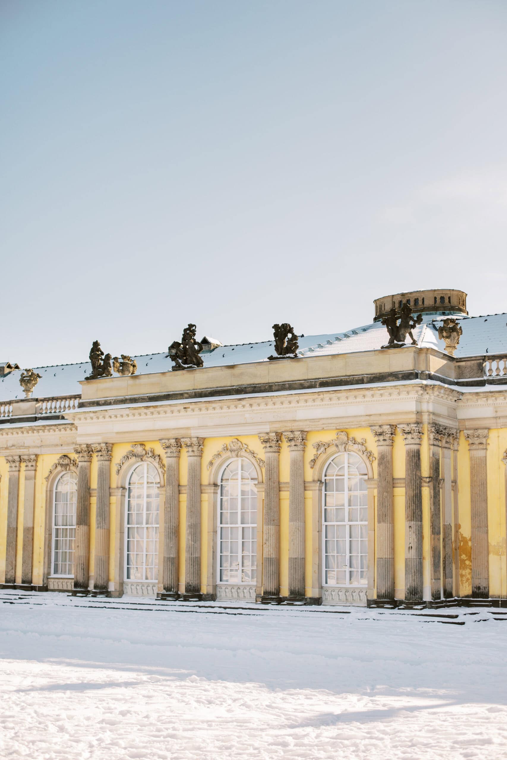 Schnee vor dem Schloss Sanssouci in Potsdam