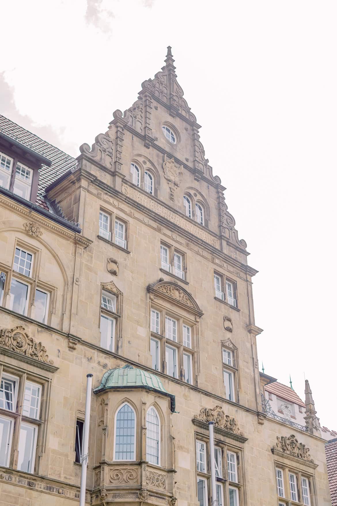 Verlobung in Bielefeld vor dem Standesamt und der Oper