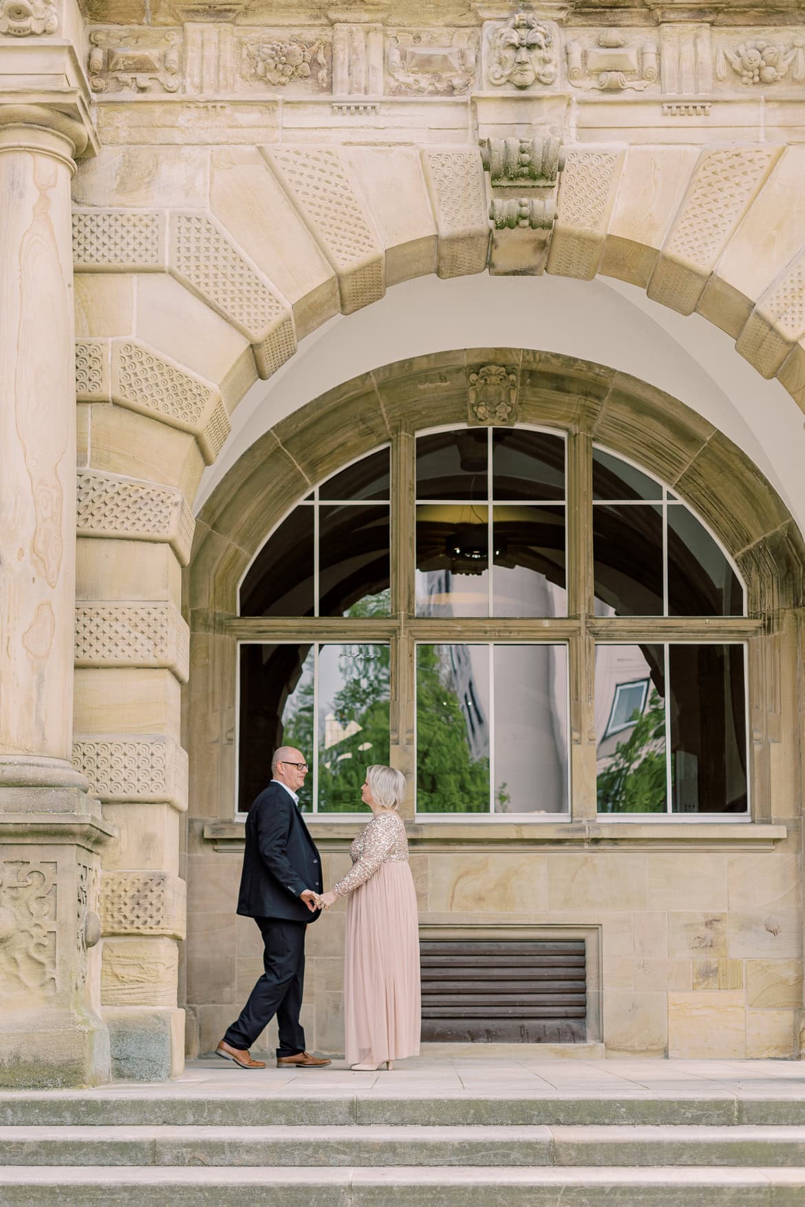 Verlobung in Bielefeld vor dem Standesamt und der Oper