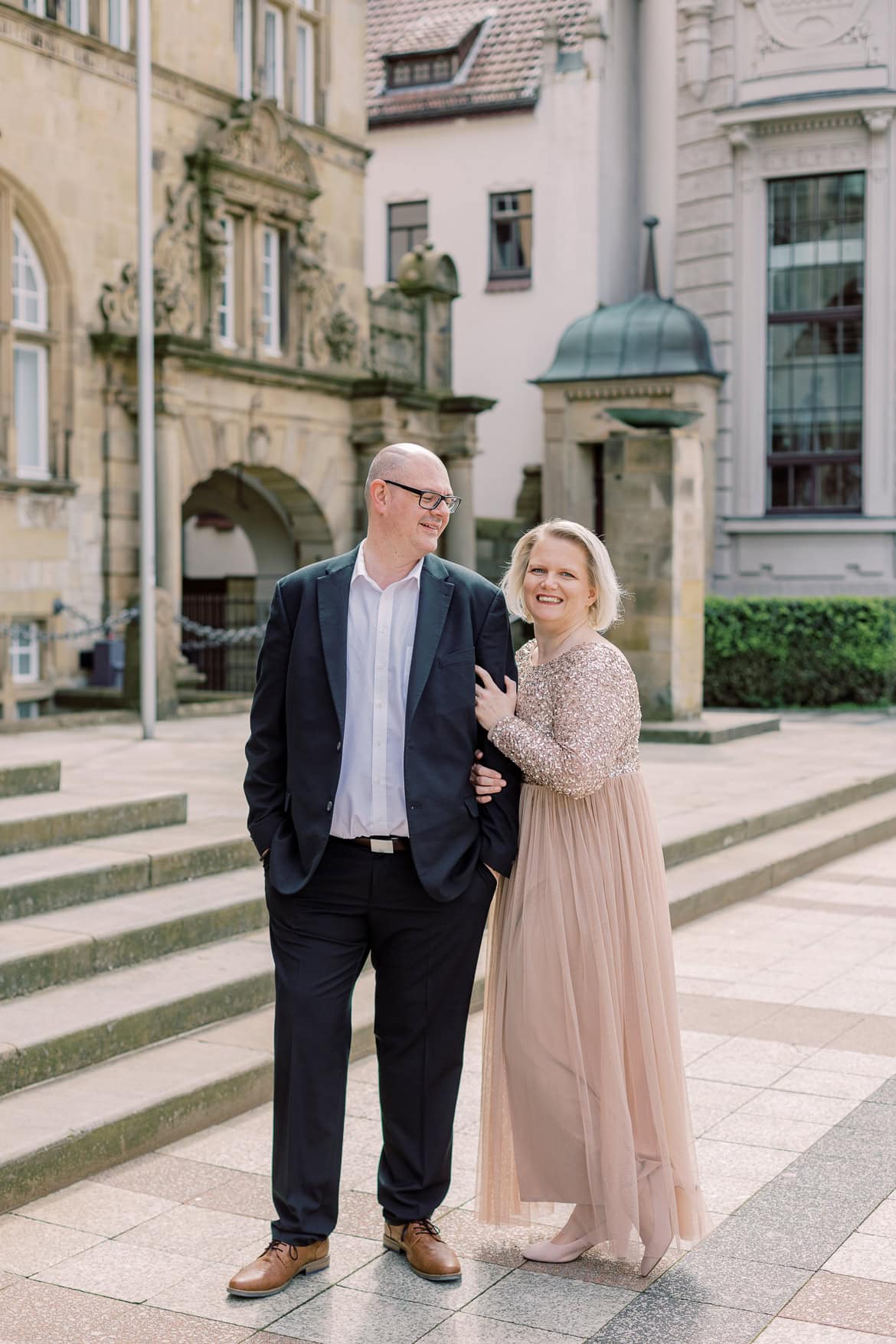 Verlobung in Bielefeld vor dem Standesamt und der Oper