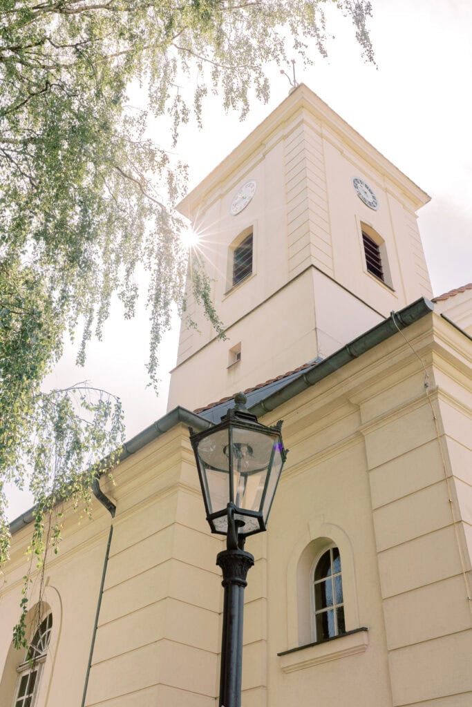 Kirchliche Trauung in der Dorfkirche Hermsdorf mit Feier in der Alten Fasanerie Lübars